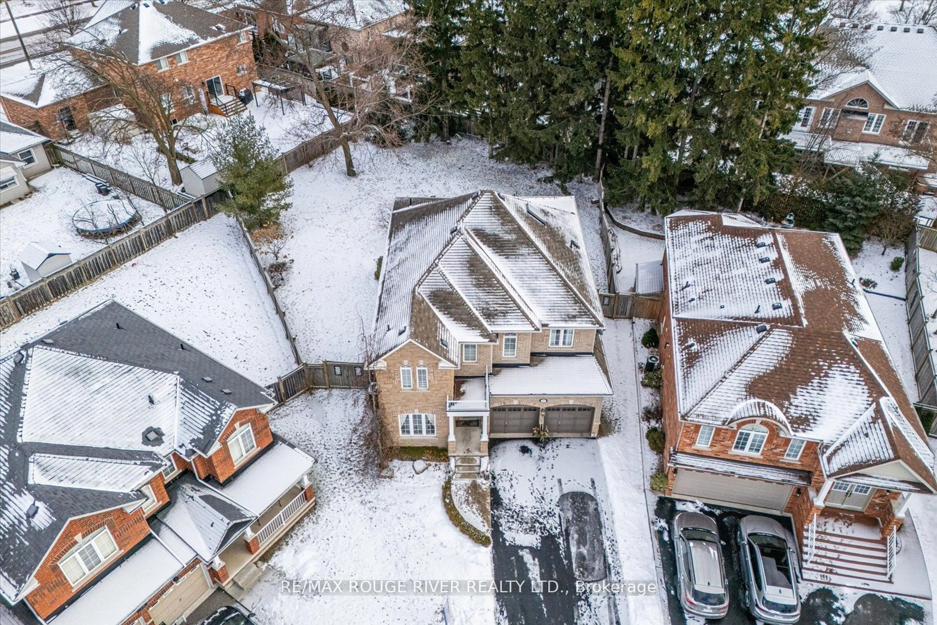 A pic from outside/outdoor area/front of a property/back of a property/a pic from drone, street for 29 Neill Ave, Whitby Ontario L1R 3N4