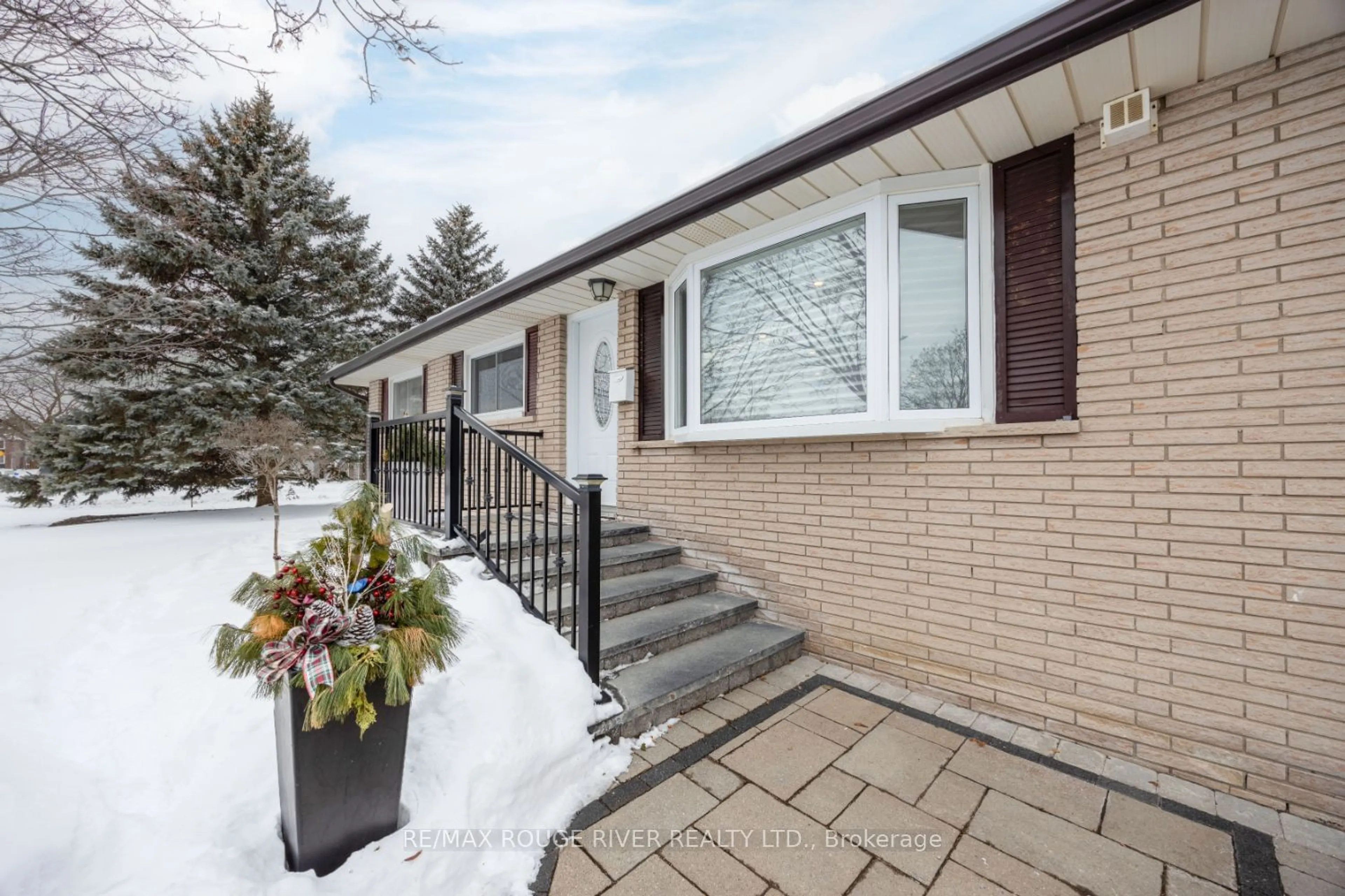 Home with brick exterior material, street for 90 Cayuga Ave, Oshawa Ontario L1G 3X7