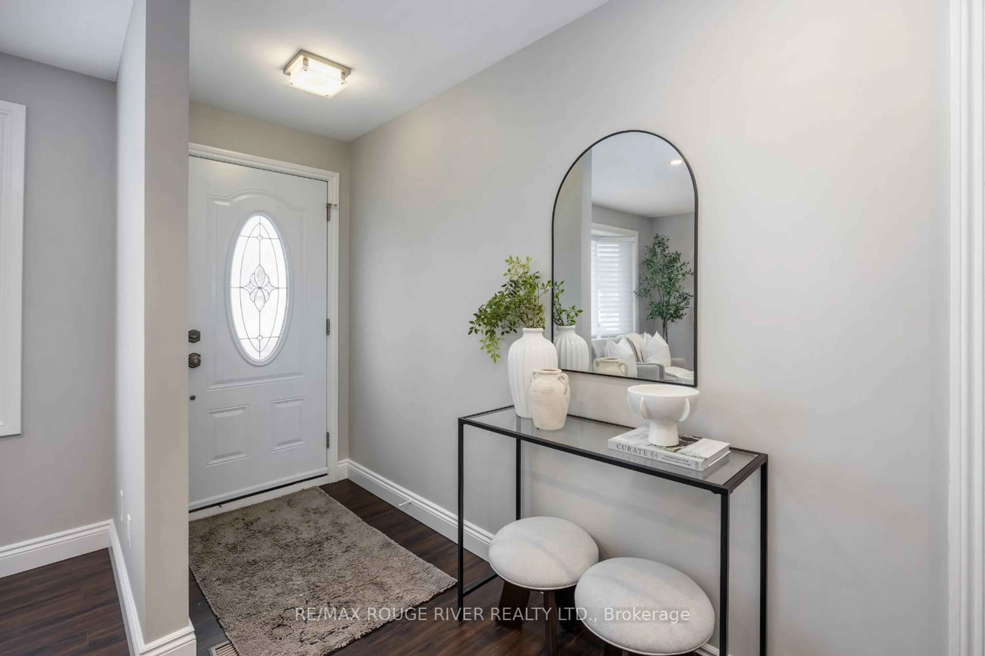 Indoor entryway for 90 Cayuga Ave, Oshawa Ontario L1G 3X7