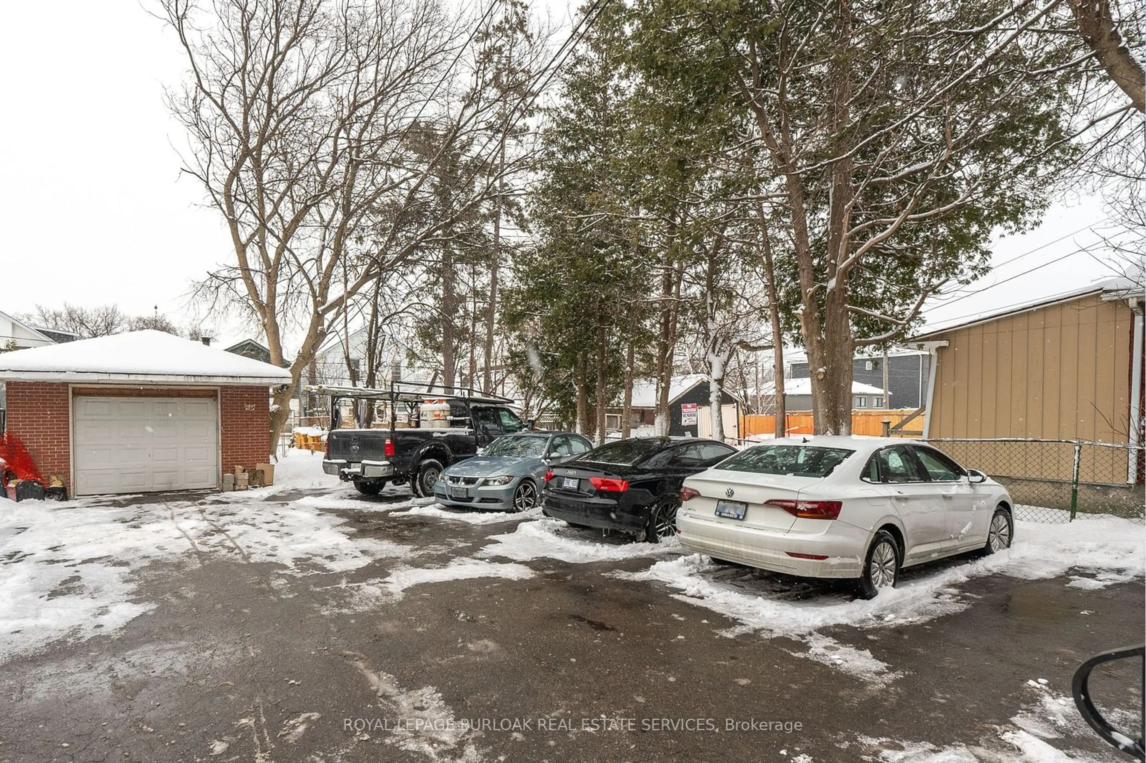 Parking for 191 Simcoe St, Oshawa Ontario L1H 4H2