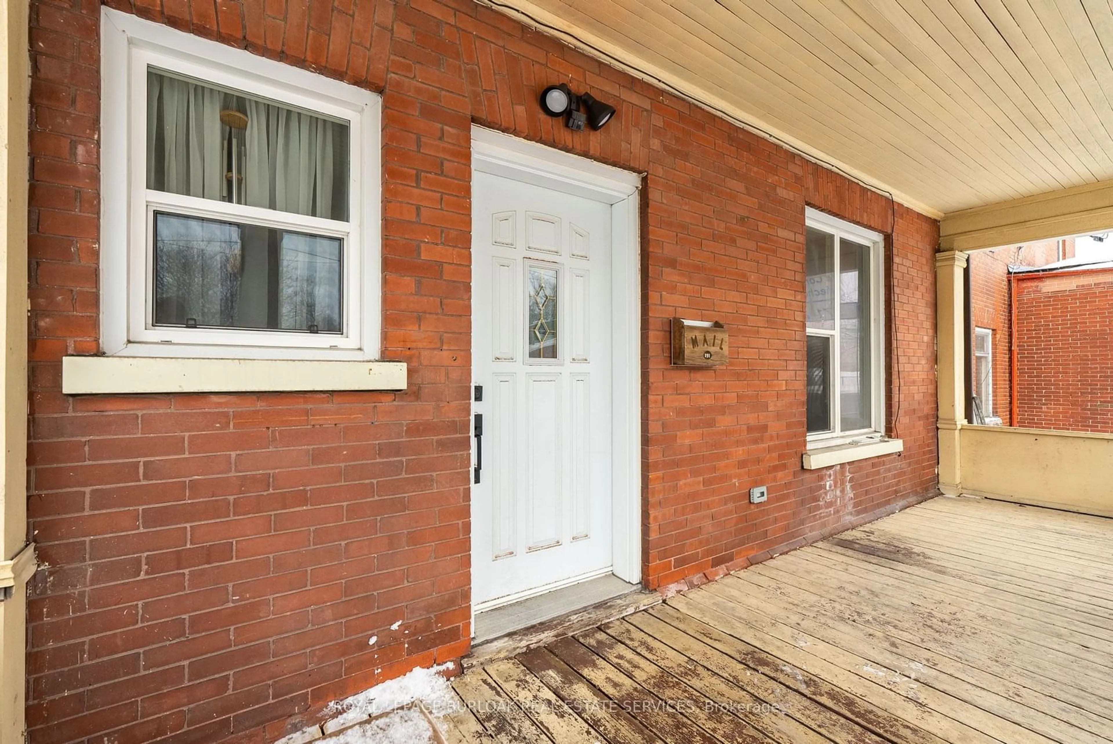 Indoor entryway for 191 Simcoe St, Oshawa Ontario L1H 4H2