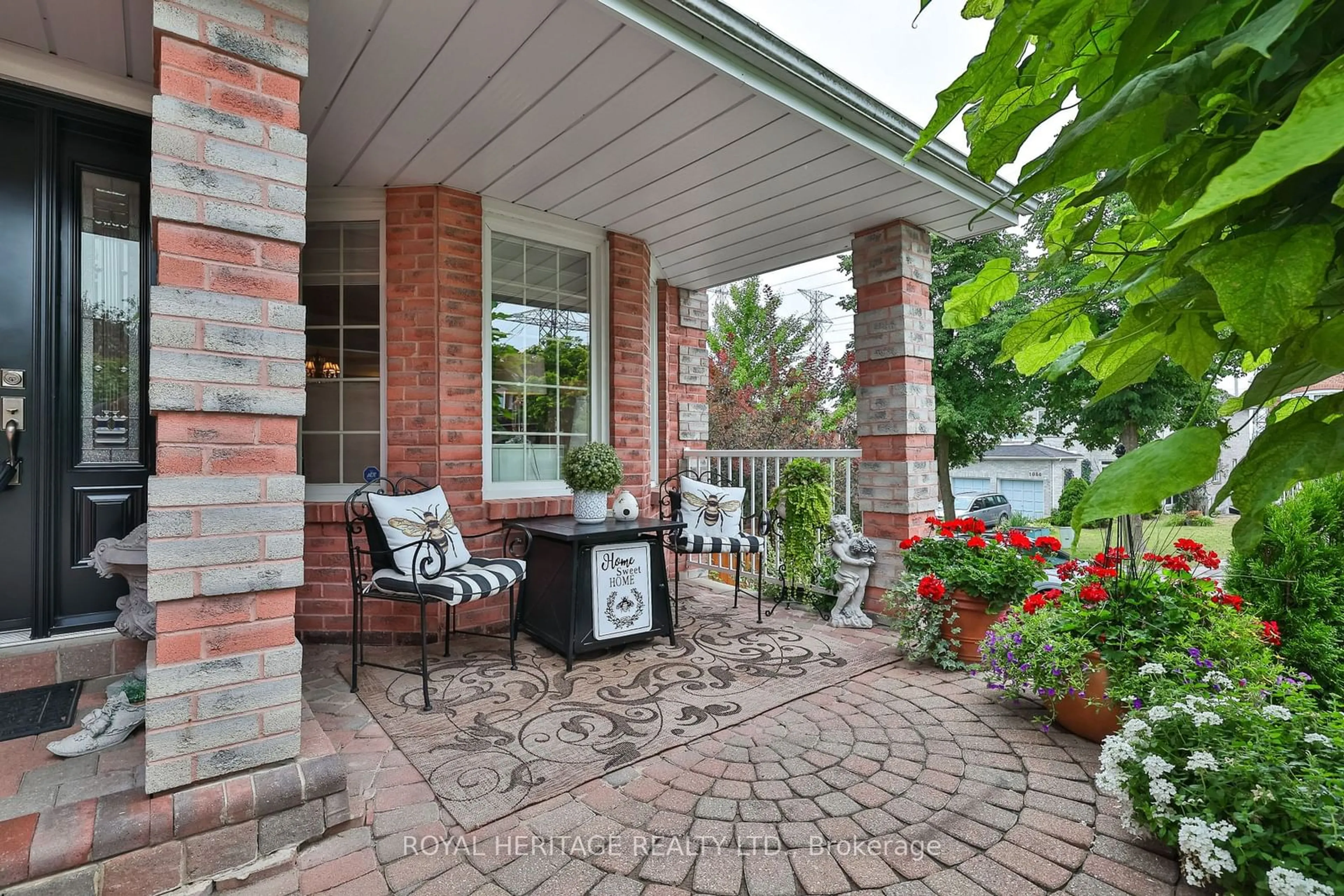 Patio, street for 1097 Wildrose Cres, Pickering Ontario L1X 2R3