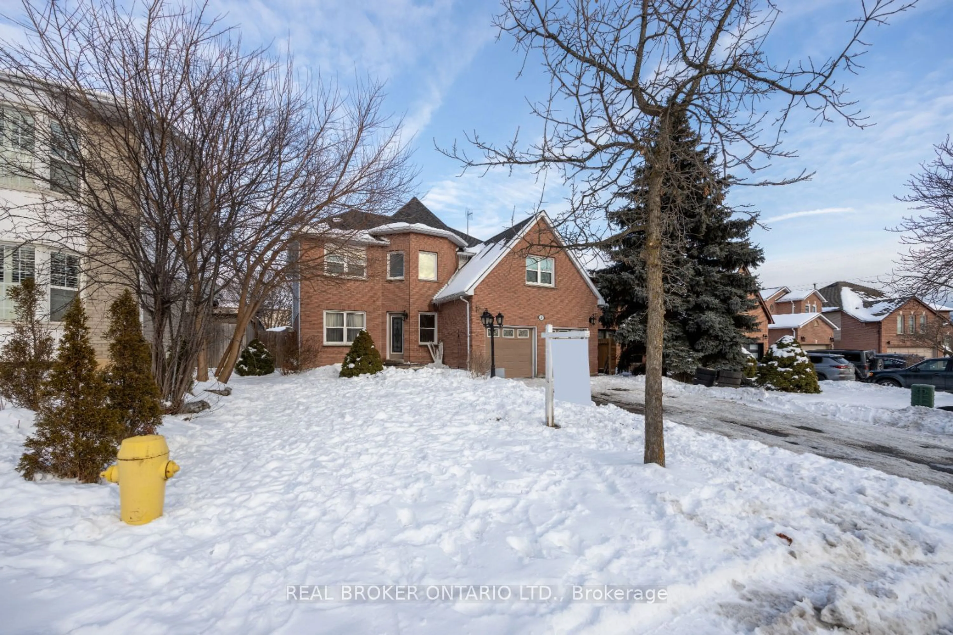 A pic from outside/outdoor area/front of a property/back of a property/a pic from drone, street for 28 Fairmeadow Pl, Whitby Ontario L1N 8W5