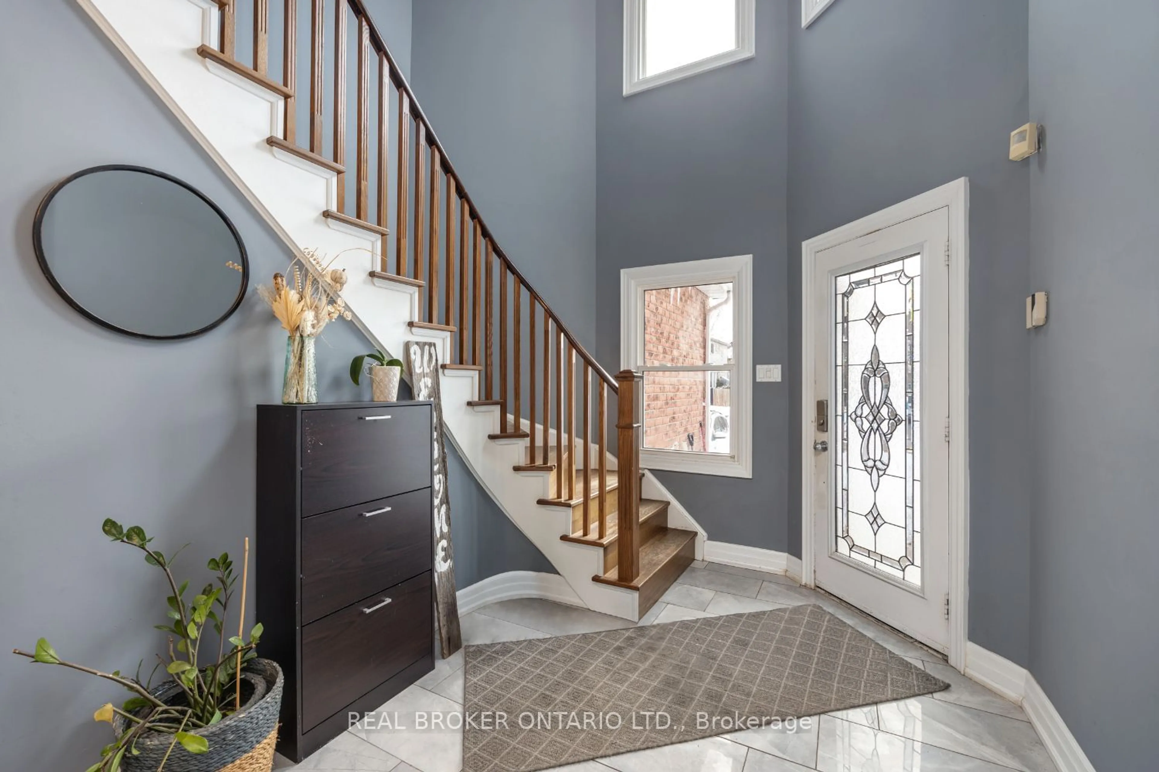 Indoor entryway for 28 Fairmeadow Pl, Whitby Ontario L1N 8W5