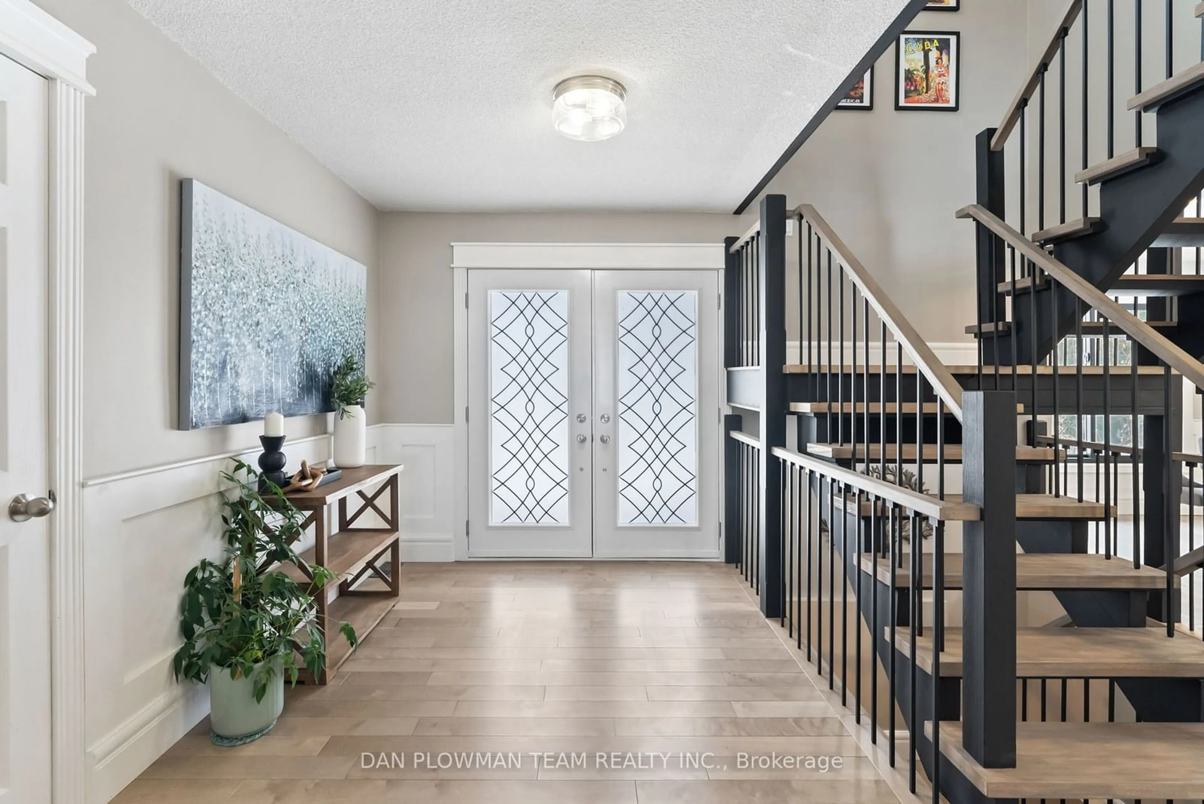 Indoor entryway for 8 Maple St, Clarington Ontario L1C 6N3