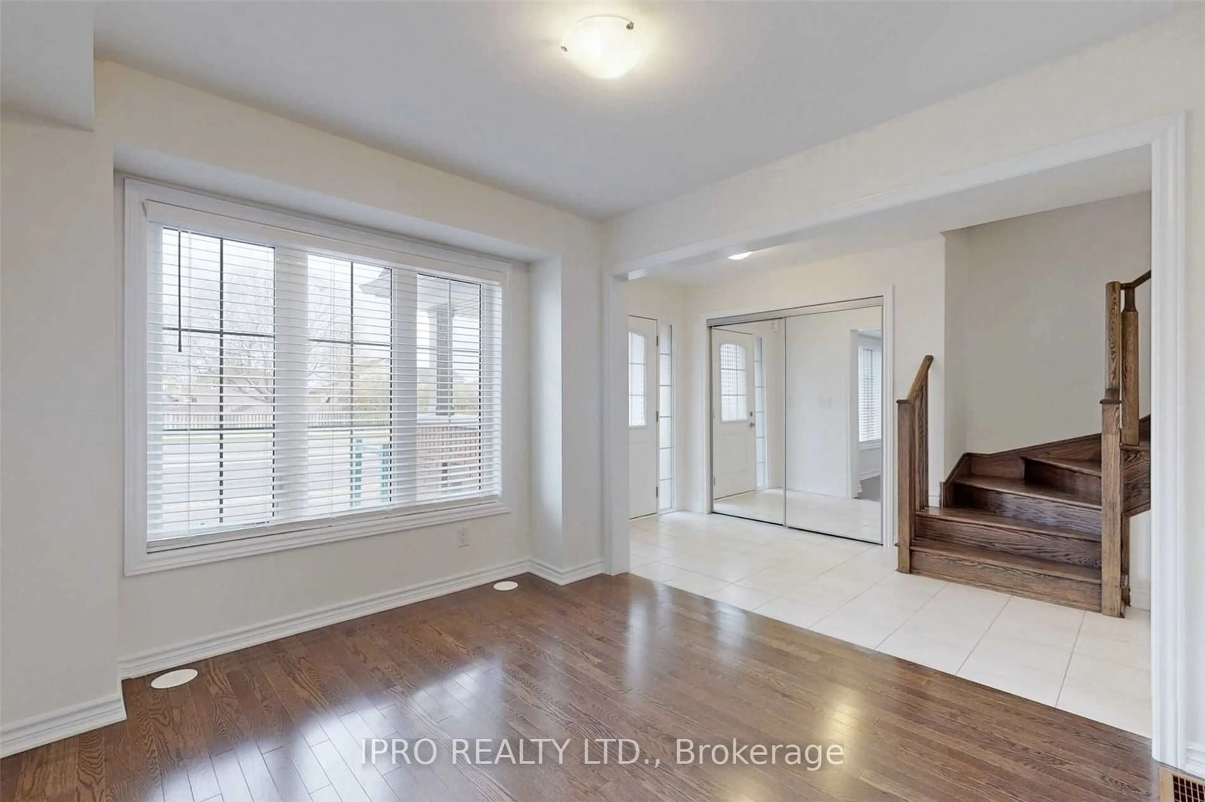 Indoor entryway for 11 Porcelain Way, Whitby Ontario L1R 0R6