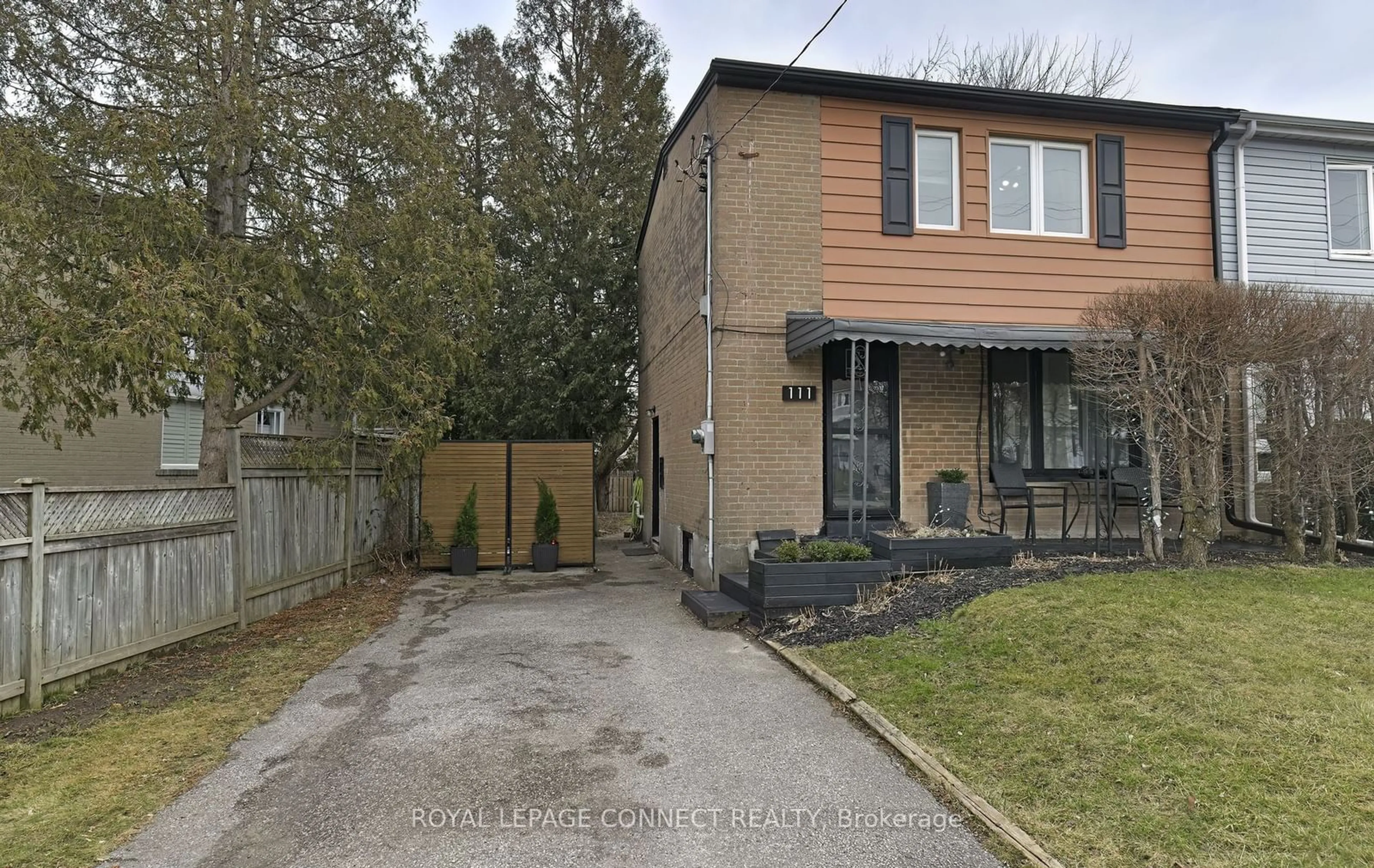 A pic from outside/outdoor area/front of a property/back of a property/a pic from drone, street for 111 Chestnut Cres, Toronto Ontario M1L 1Y6