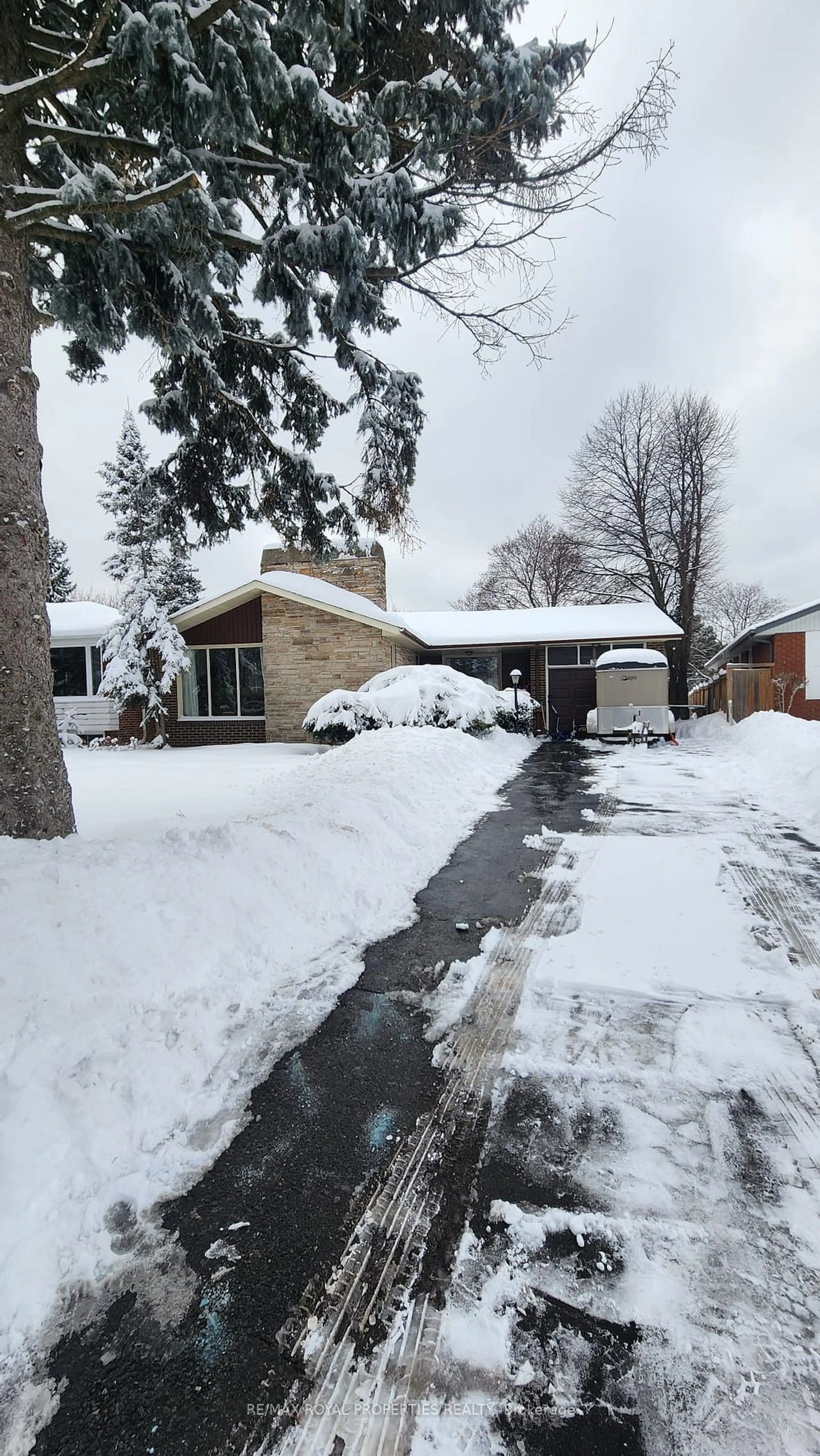 A pic from outside/outdoor area/front of a property/back of a property/a pic from drone, street for 32 Castledene Cres, Toronto Ontario M1T 1S1