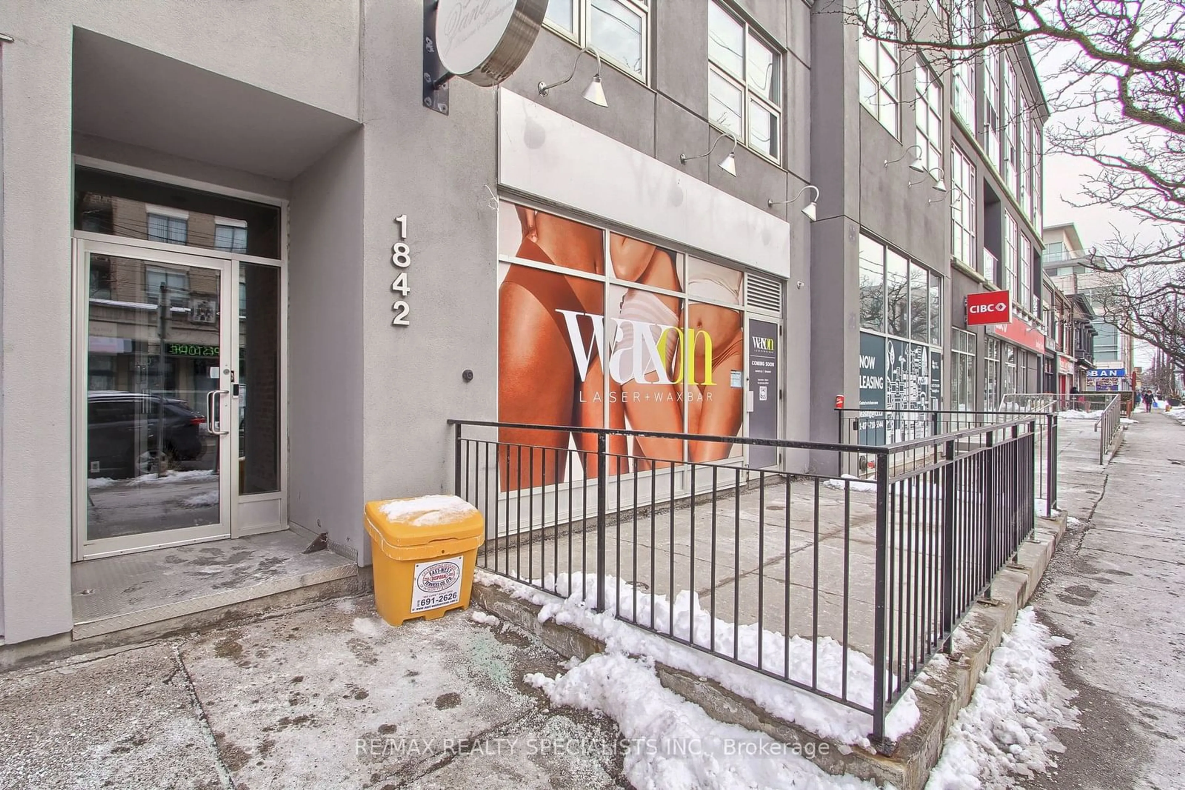 Indoor foyer for 1842 Queen St #204, Toronto Ontario M4L 1H1