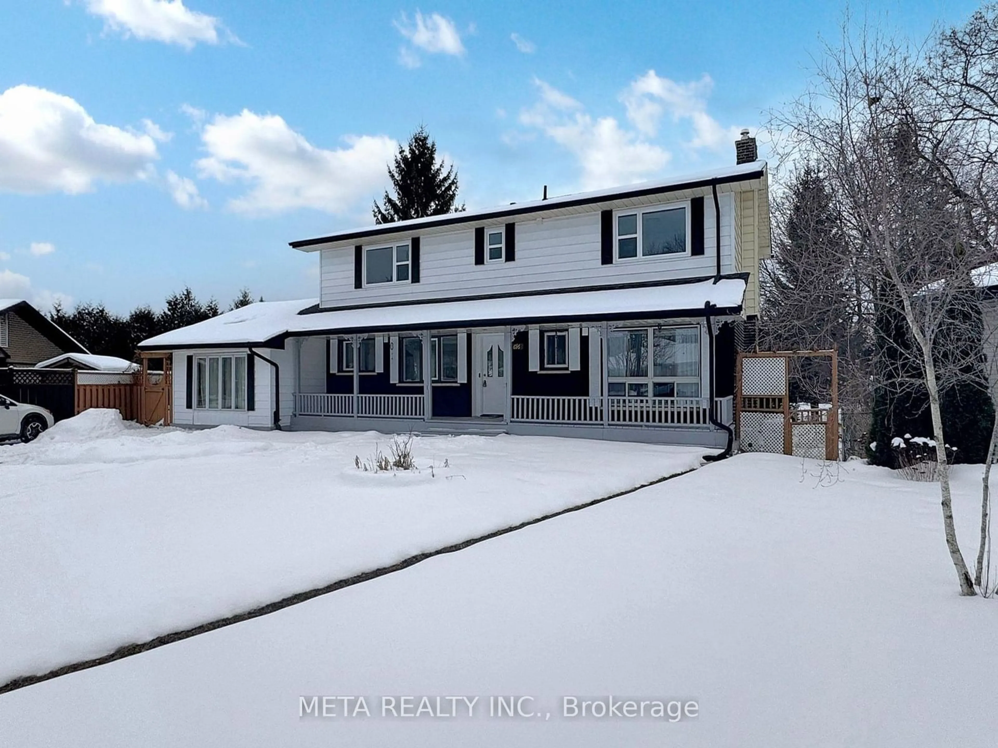 A pic from outside/outdoor area/front of a property/back of a property/a pic from drone, street for 696 Jasmine Cres, Oshawa Ontario L1G 3C3