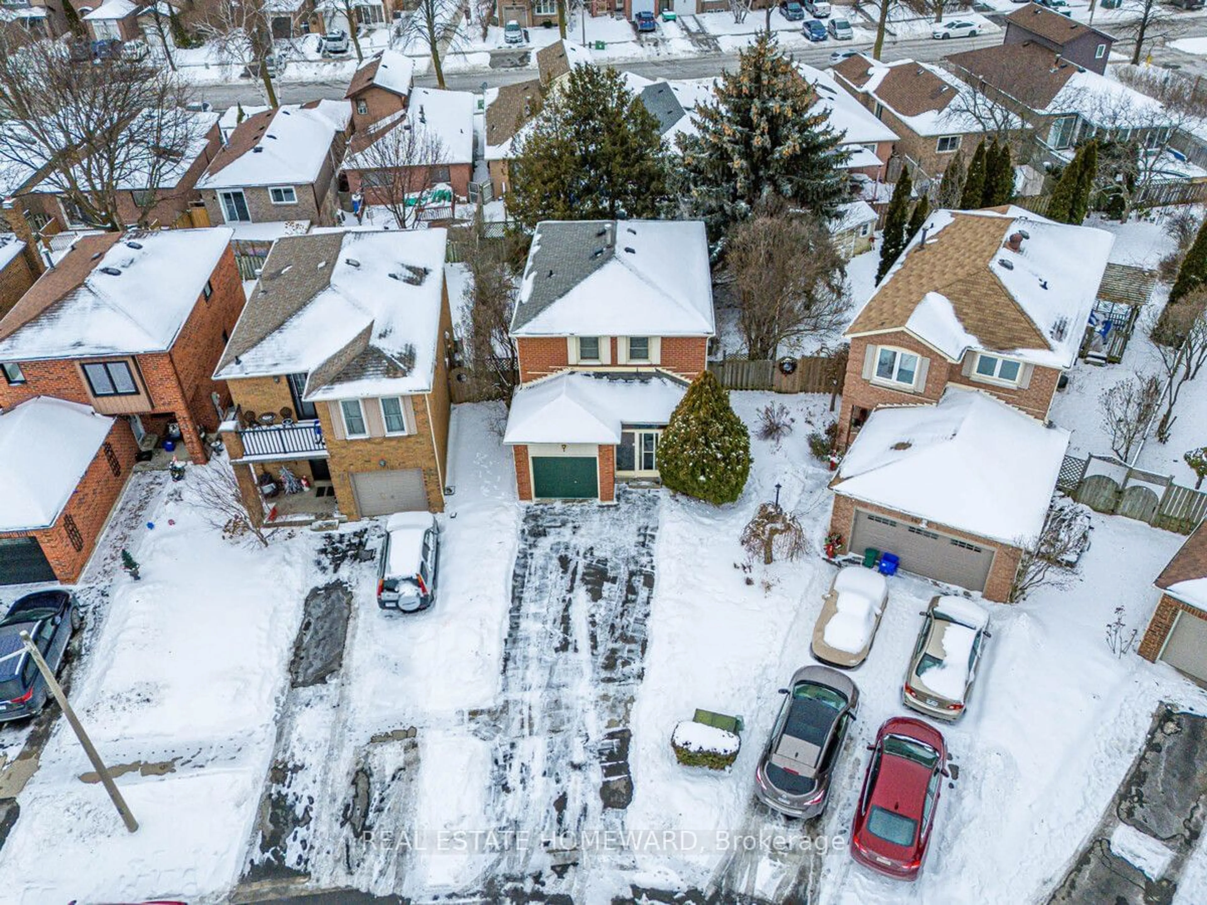 A pic from outside/outdoor area/front of a property/back of a property/a pic from drone, street for 14 Bowers Crt, Ajax Ontario L1T 2L5