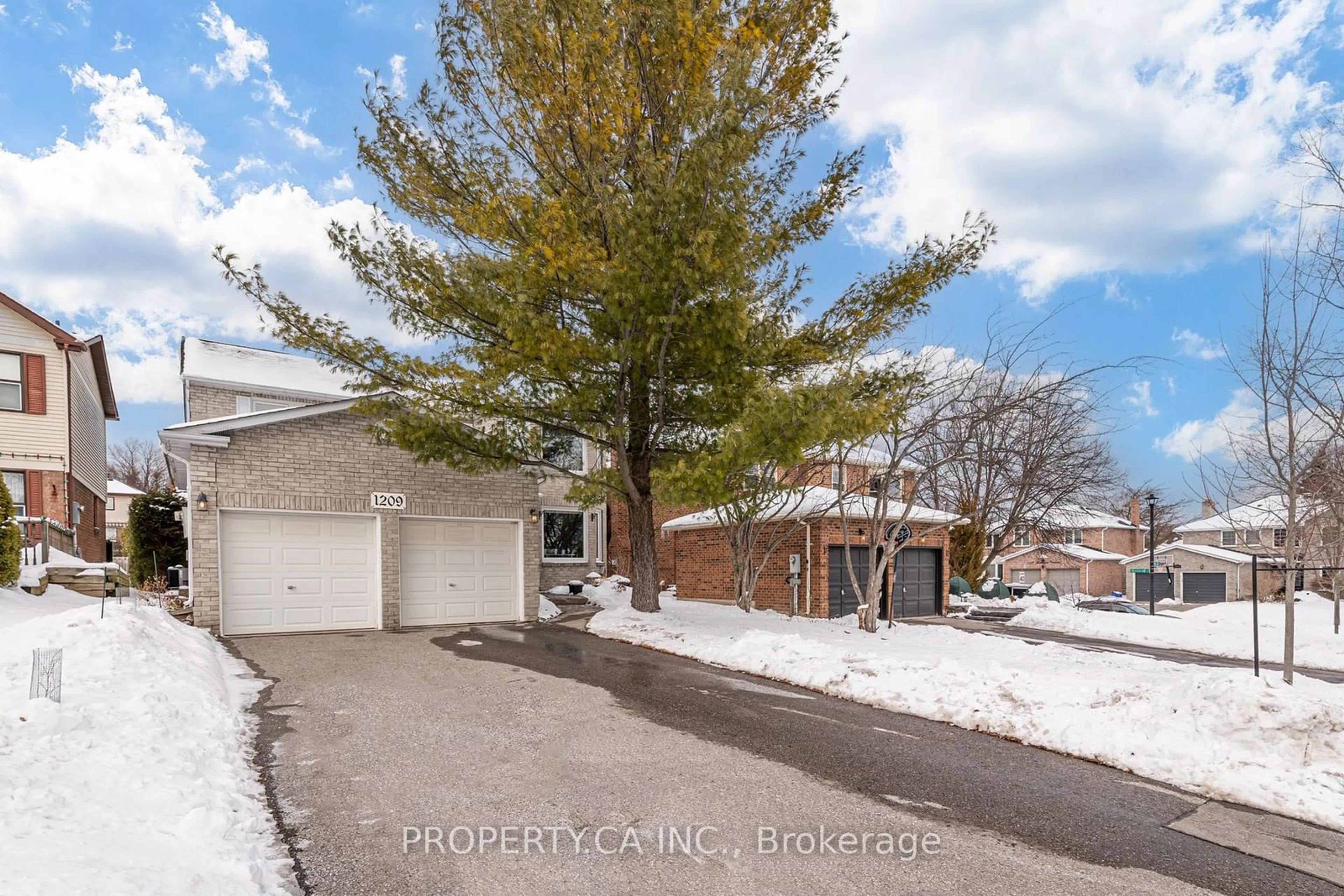 A pic from outside/outdoor area/front of a property/back of a property/a pic from drone, street for 1209 Maple Gate Rd, Pickering Ontario L1X 1T1