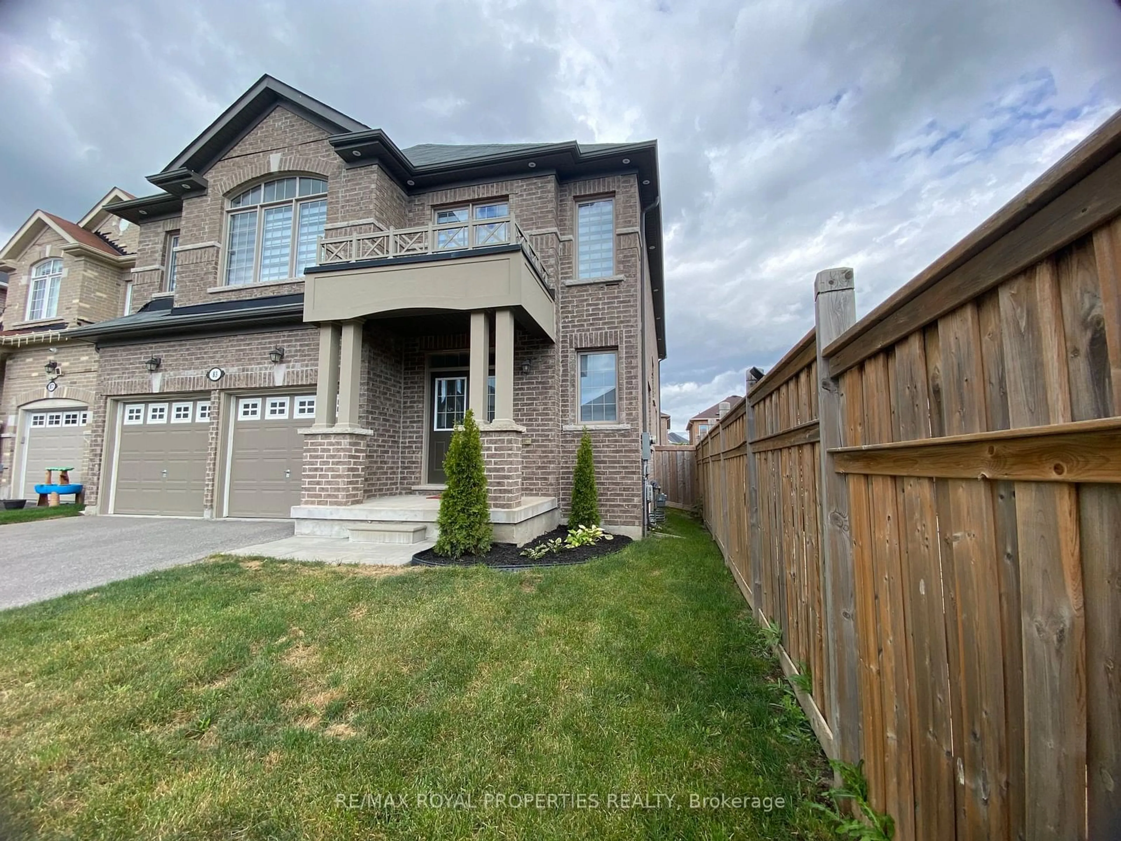 A pic from outside/outdoor area/front of a property/back of a property/a pic from drone, street for 83 Whitehand Dr, Clarington Ontario L1B 0L2