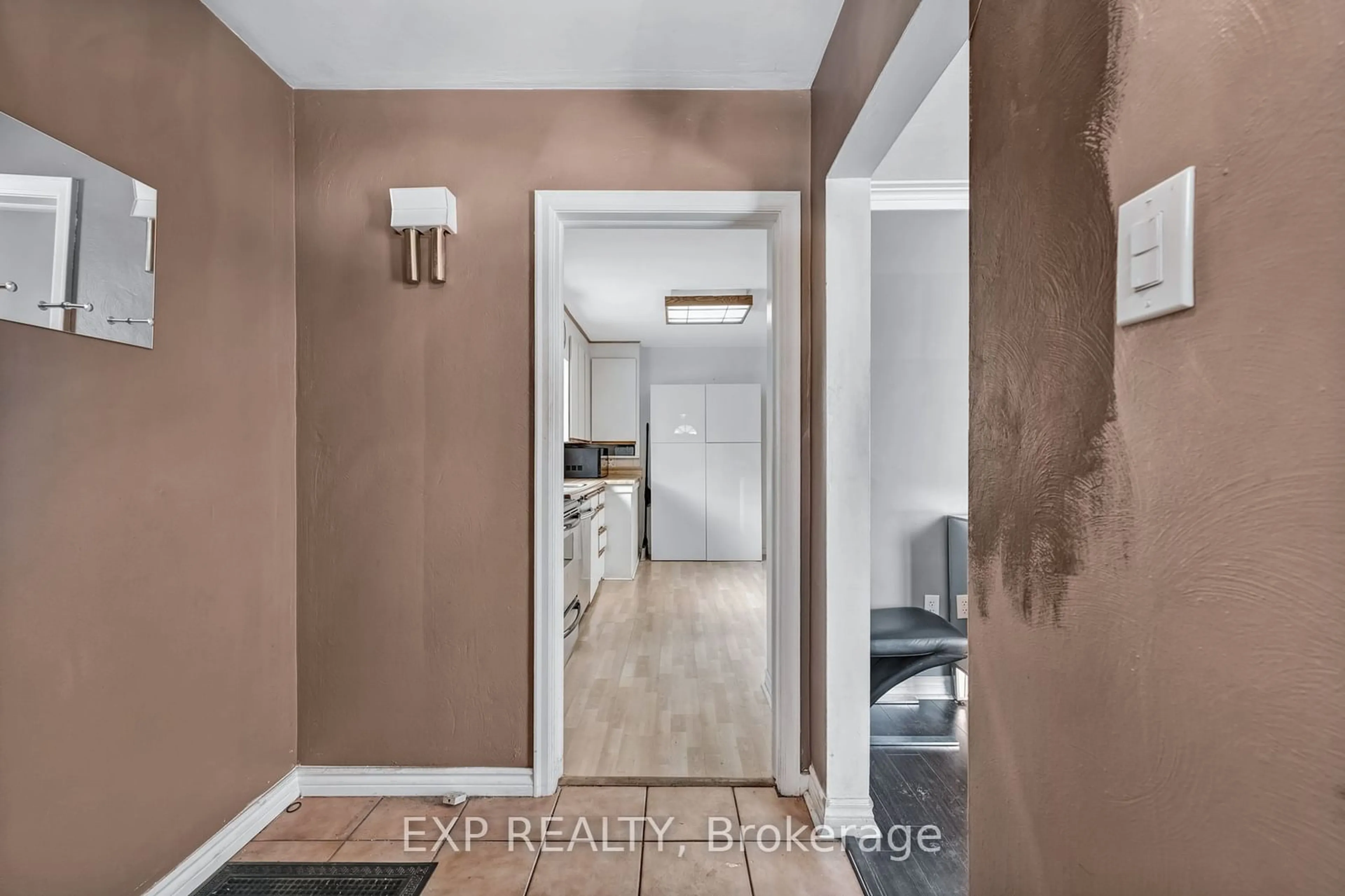 Indoor entryway for 18 Lewiston Rd, Toronto Ontario M1P 1X7