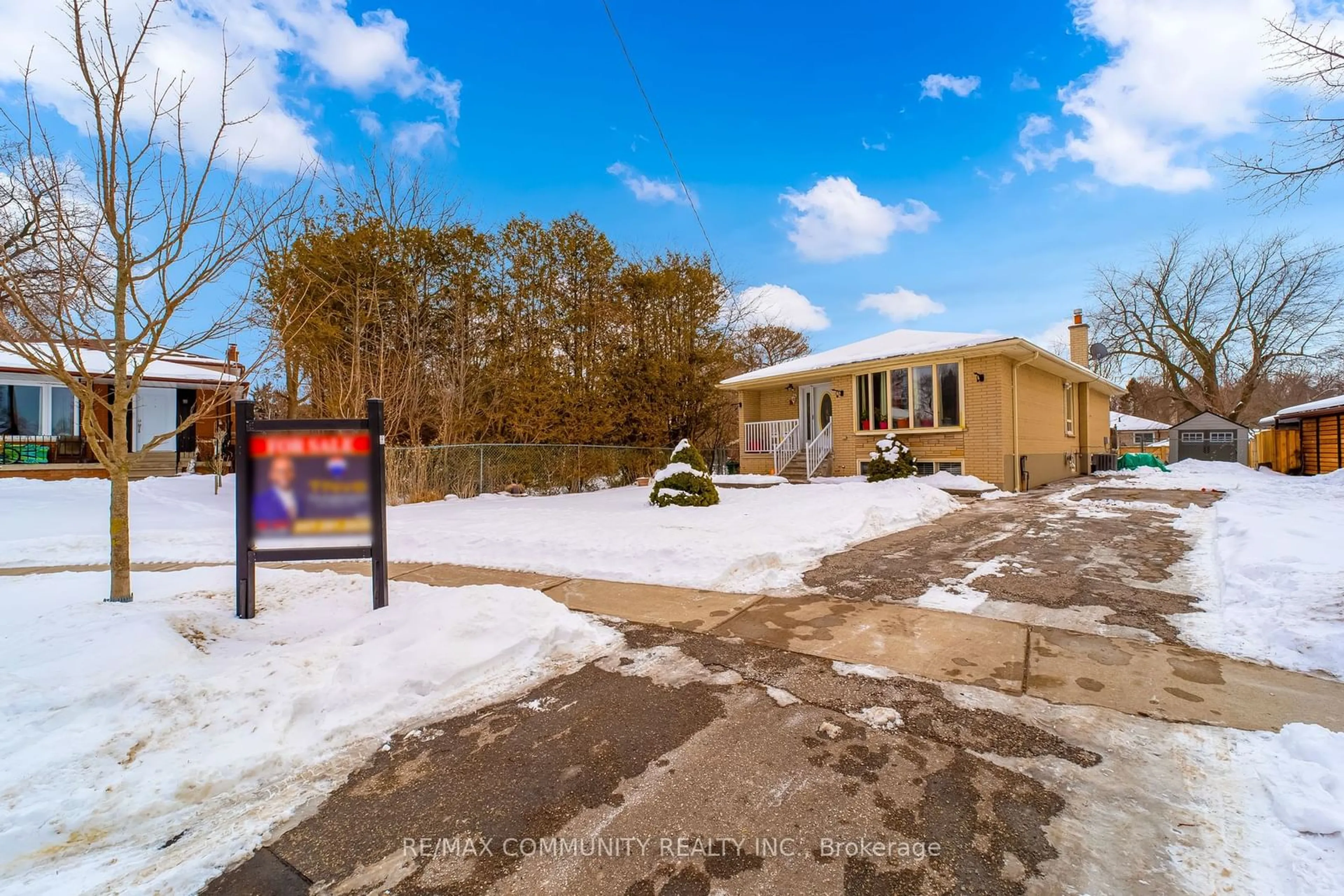 A pic from outside/outdoor area/front of a property/back of a property/a pic from drone, street for 17 Shoreview Dr, Toronto Ontario M1E 3R1