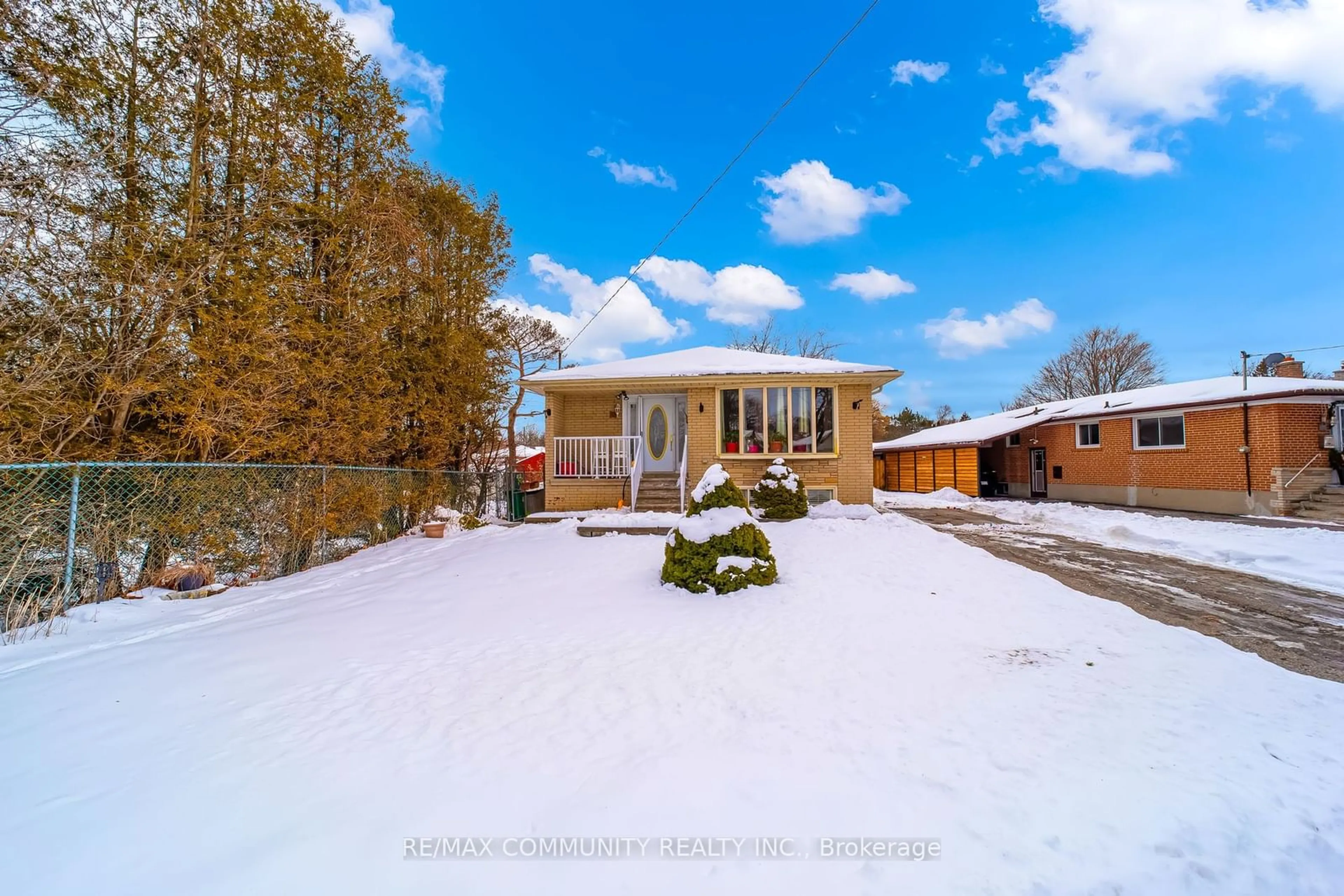 A pic from outside/outdoor area/front of a property/back of a property/a pic from drone, street for 17 Shoreview Dr, Toronto Ontario M1E 3R1