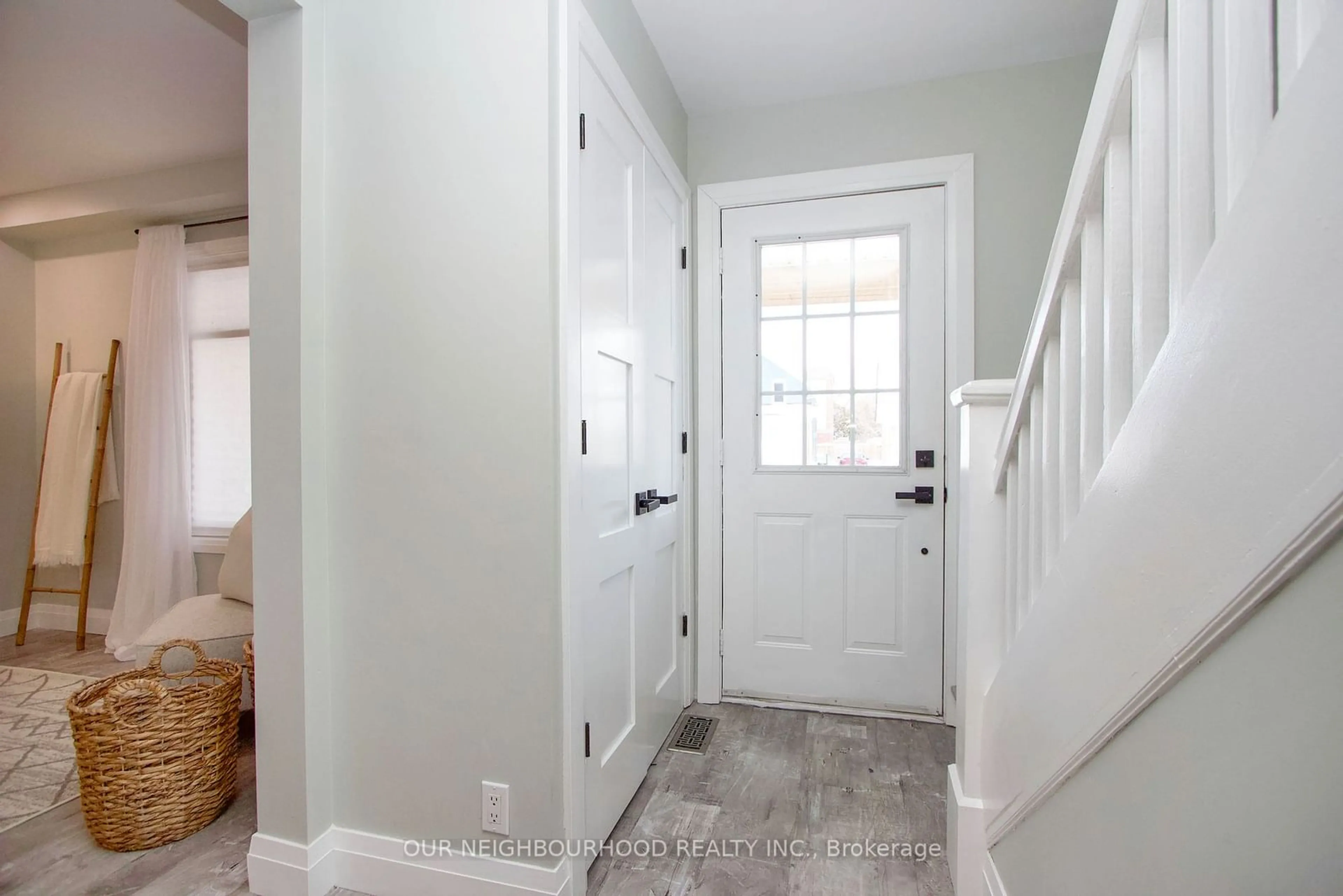 Indoor entryway for 251 John St, Oshawa Ontario L1J 2B5