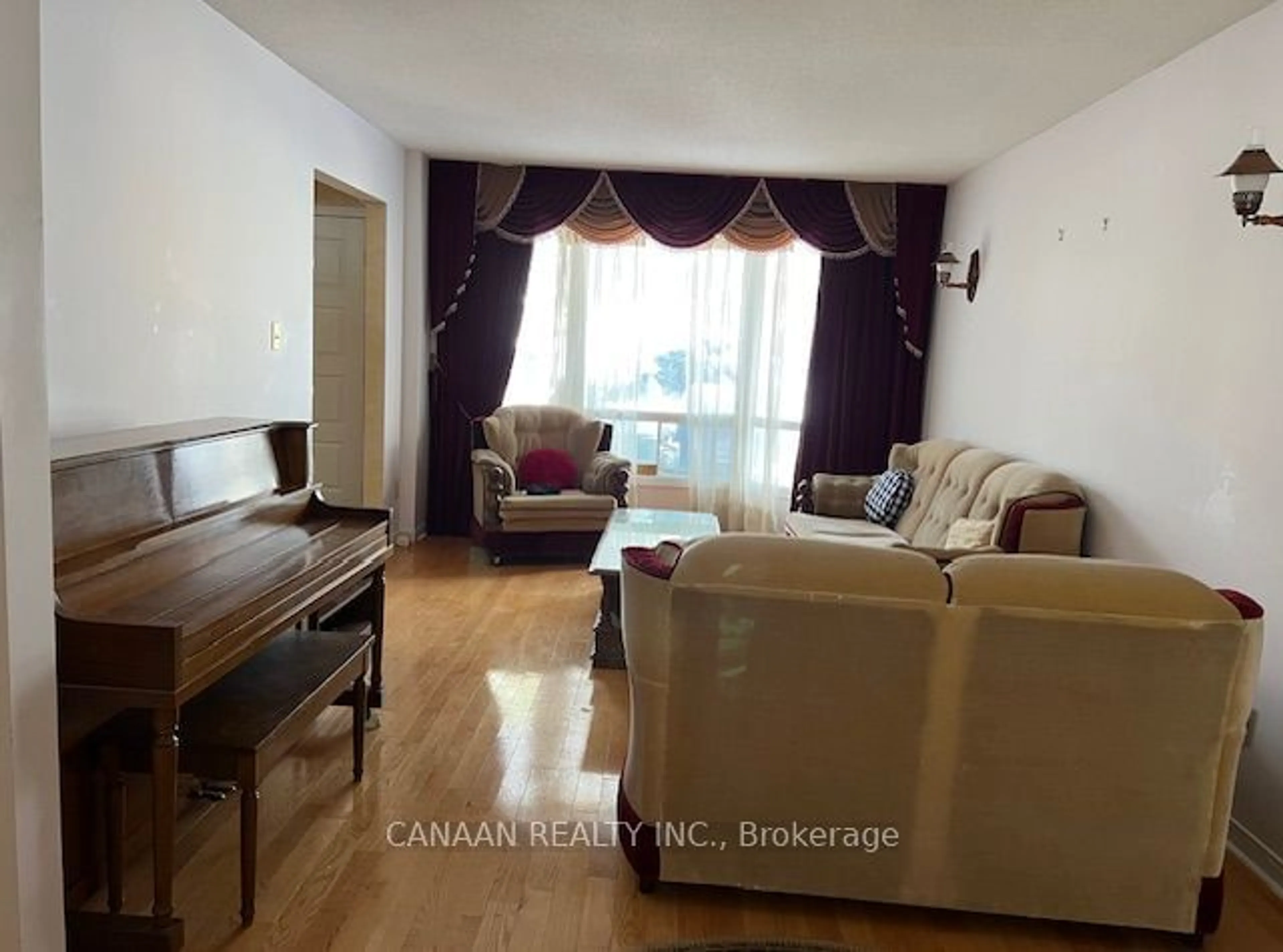 Living room with furniture, wood/laminate floor for 7 Hillbeck Cres, Toronto Ontario M1B 2M8