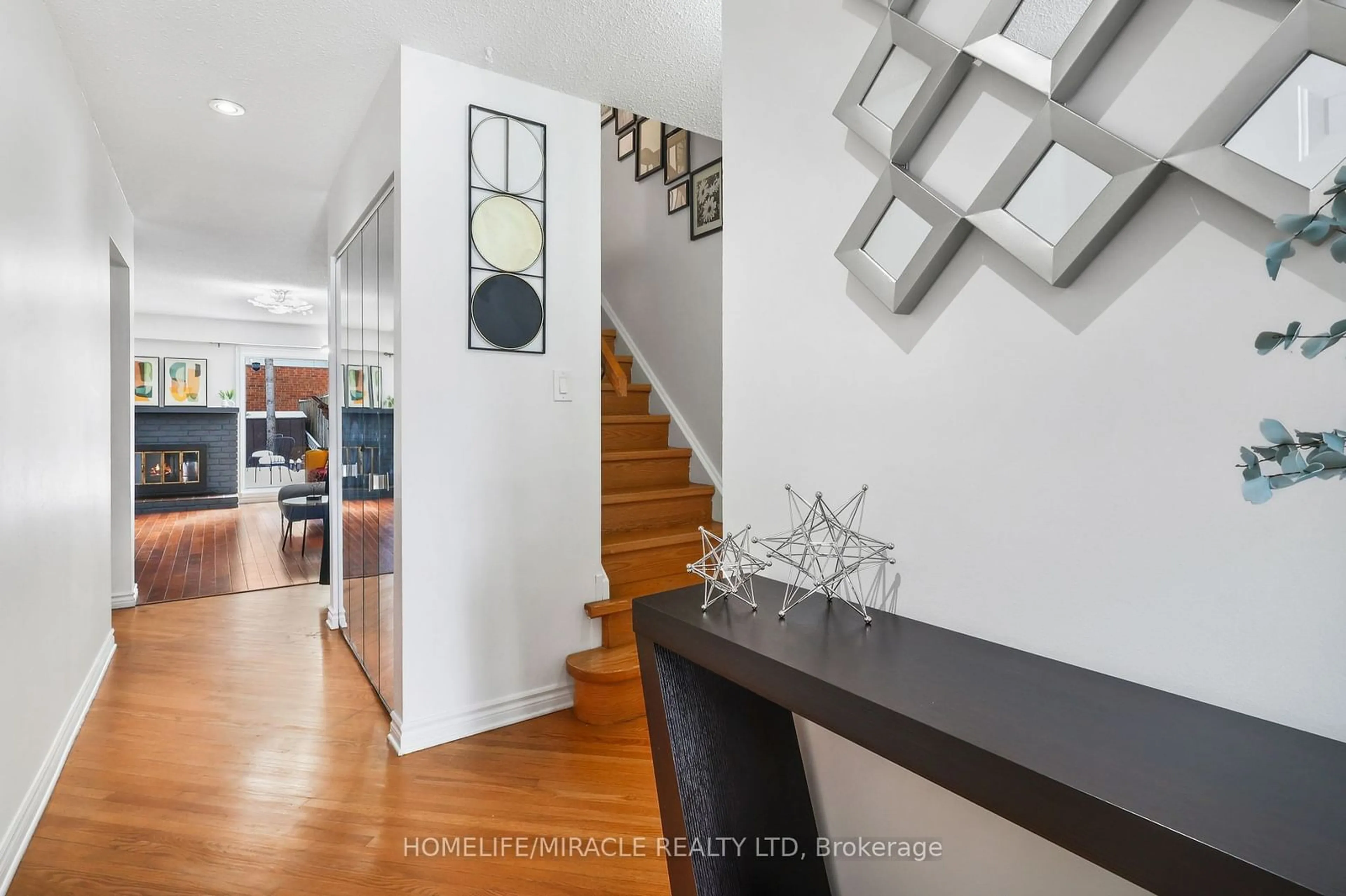 Indoor entryway for 156 Huntsmill Blvd, Toronto Ontario M1W 2W5