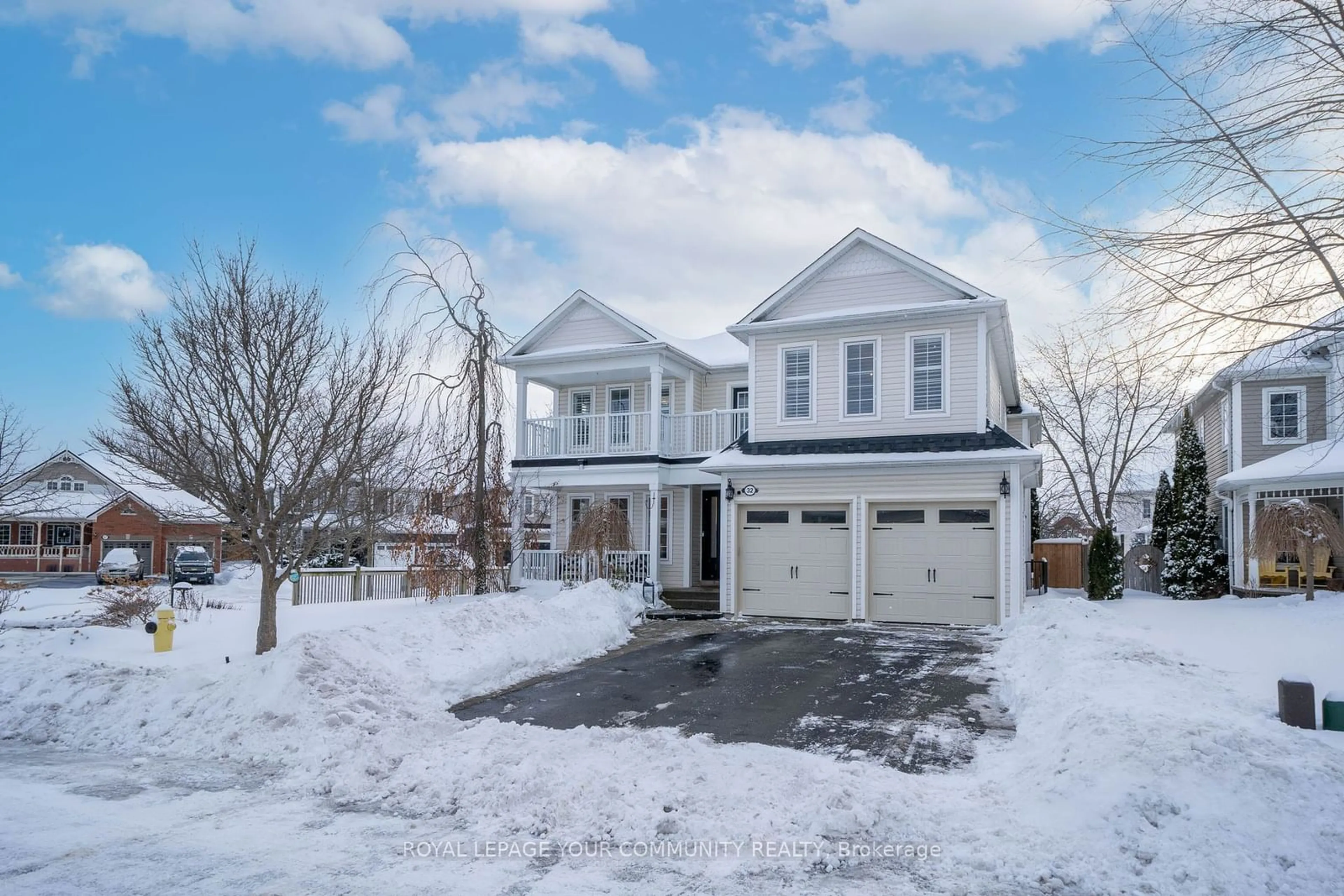 A pic from outside/outdoor area/front of a property/back of a property/a pic from drone, street for 32 Hanson Cres, Whitby Ontario L1M 2K9