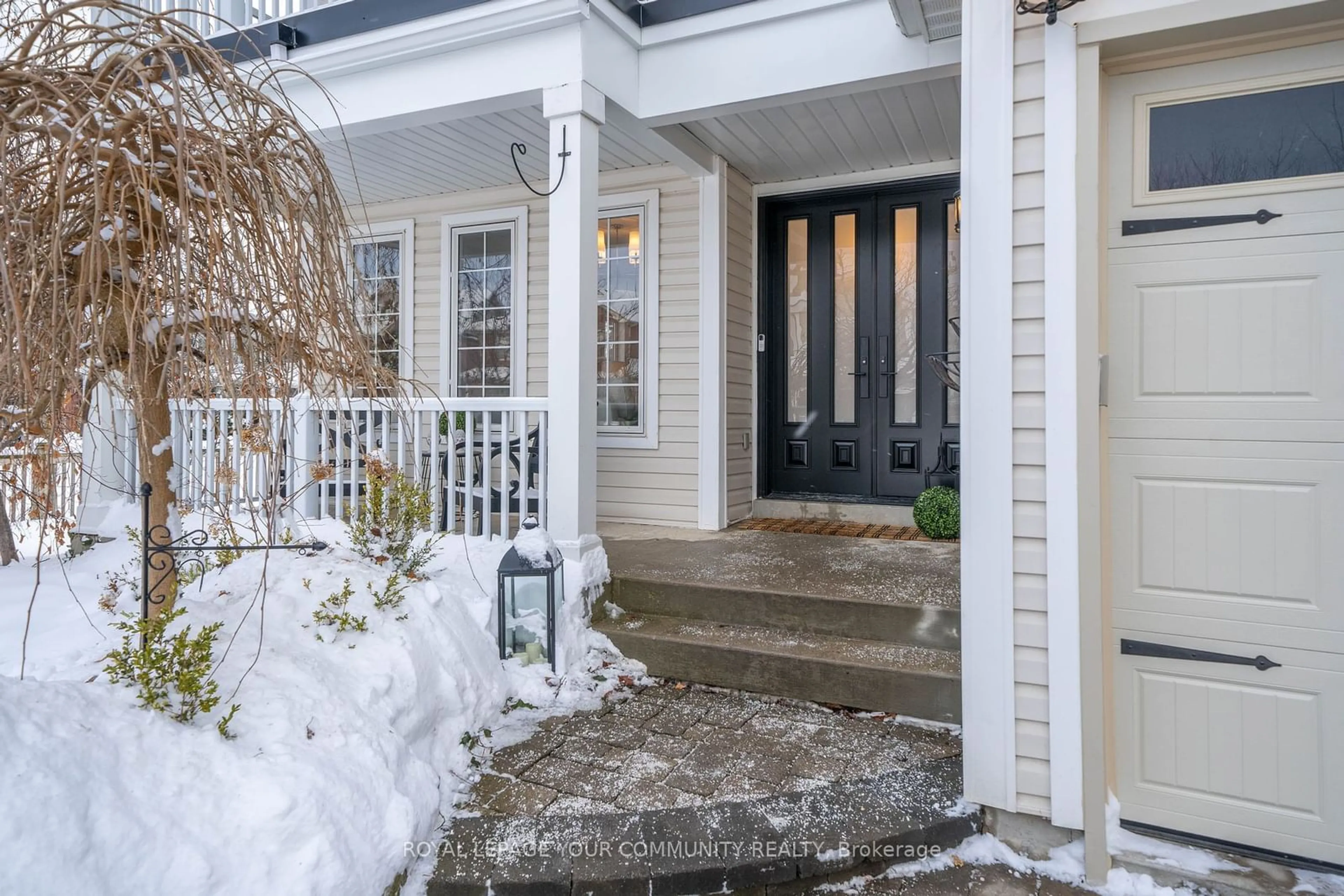 Indoor entryway for 32 Hanson Cres, Whitby Ontario L1M 2K9