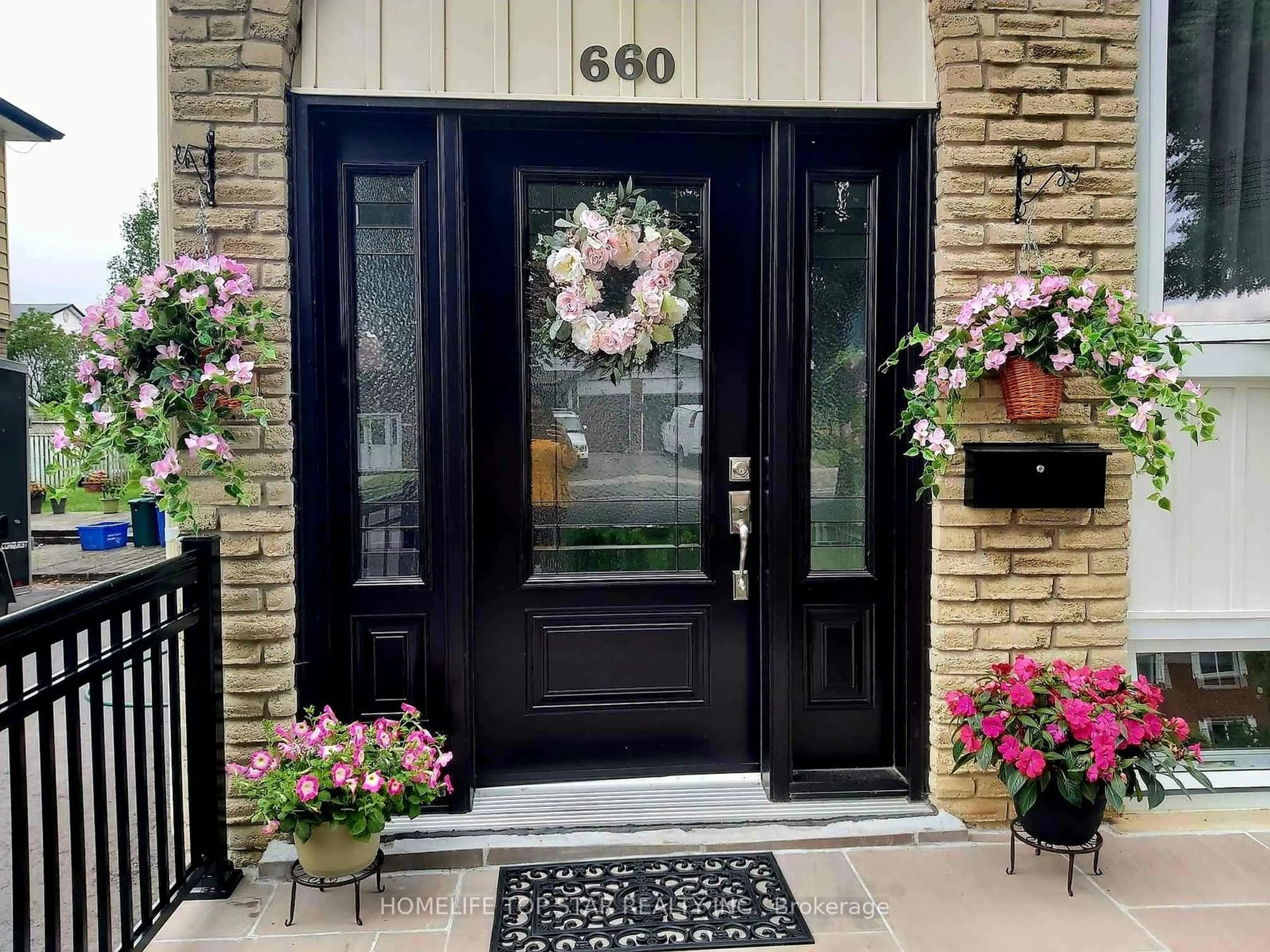 Indoor entryway for 660 Berwick Cres, Oshawa Ontario L1J 3E7