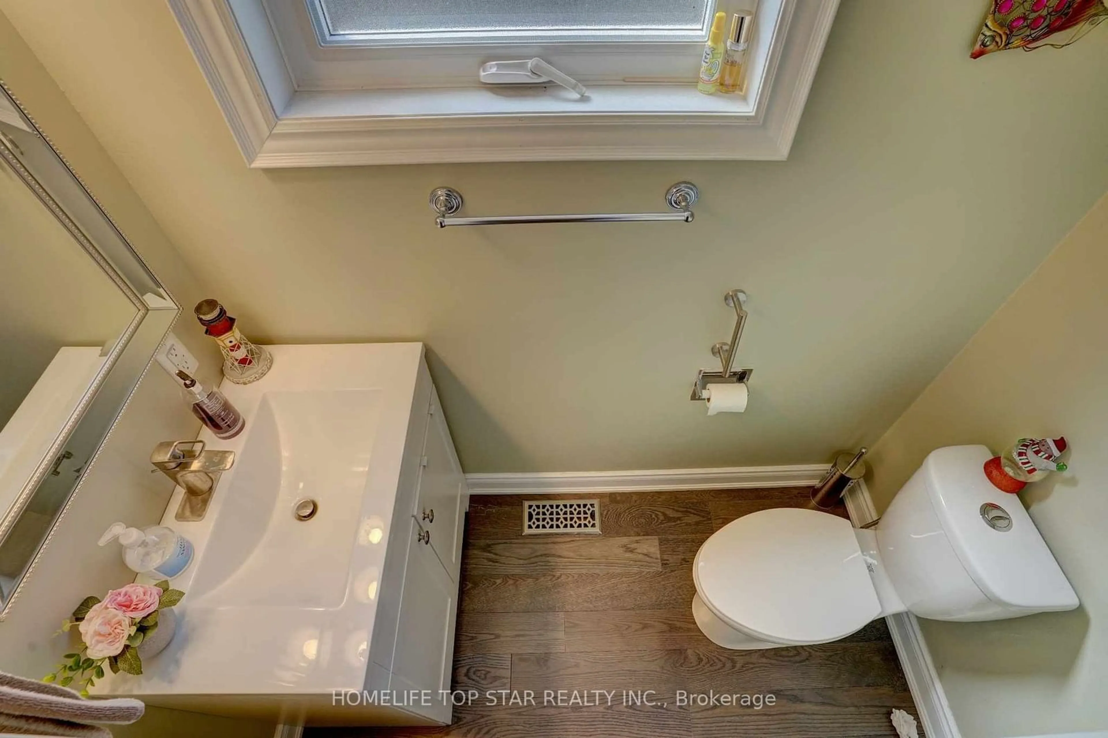 Standard bathroom, ceramic/tile floor for 660 Berwick Cres, Oshawa Ontario L1J 3E7