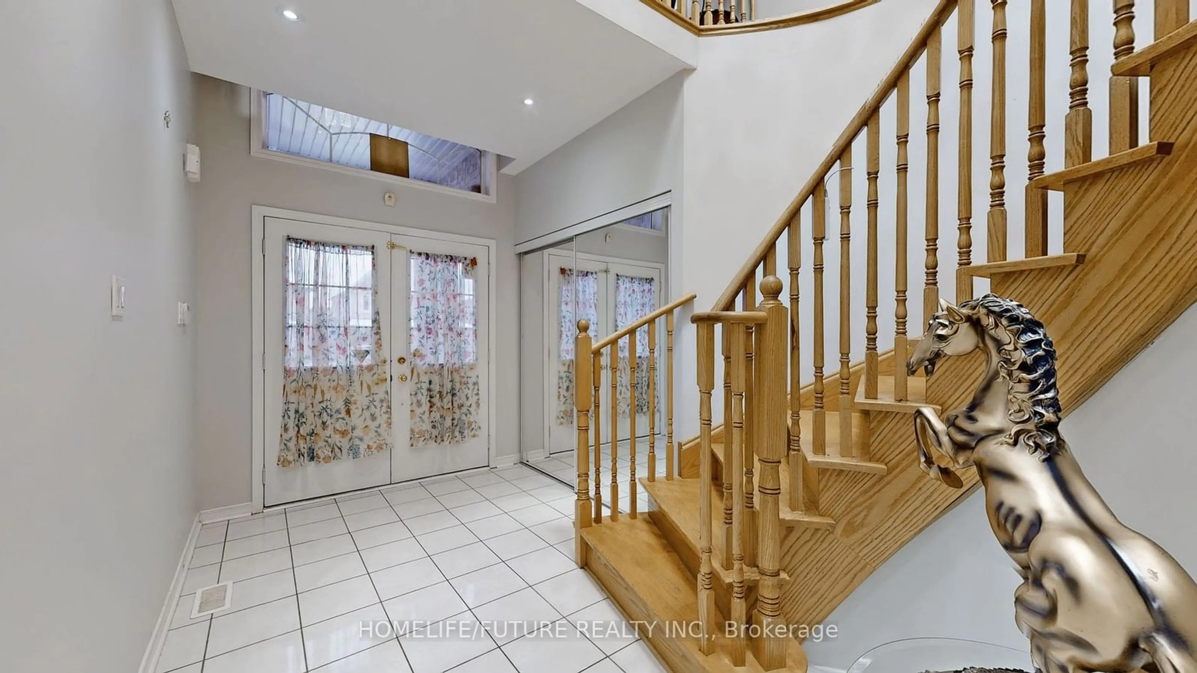 Indoor foyer for 102 Remmington St, Clarington Ontario L1C 0J8