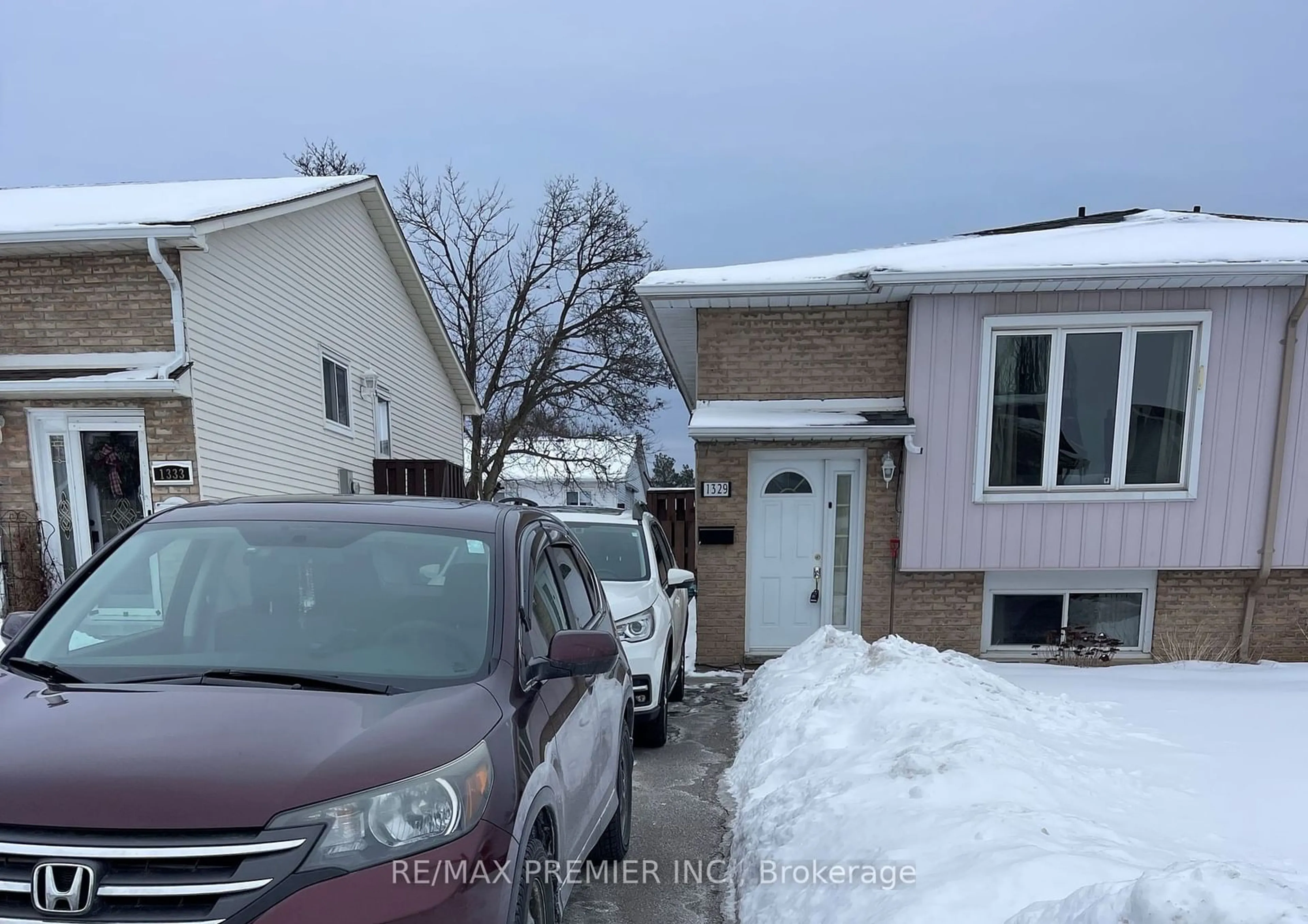 A pic from outside/outdoor area/front of a property/back of a property/a pic from drone, street for 1329 Pinehurst Ave, Oshawa Ontario L1H 8J8