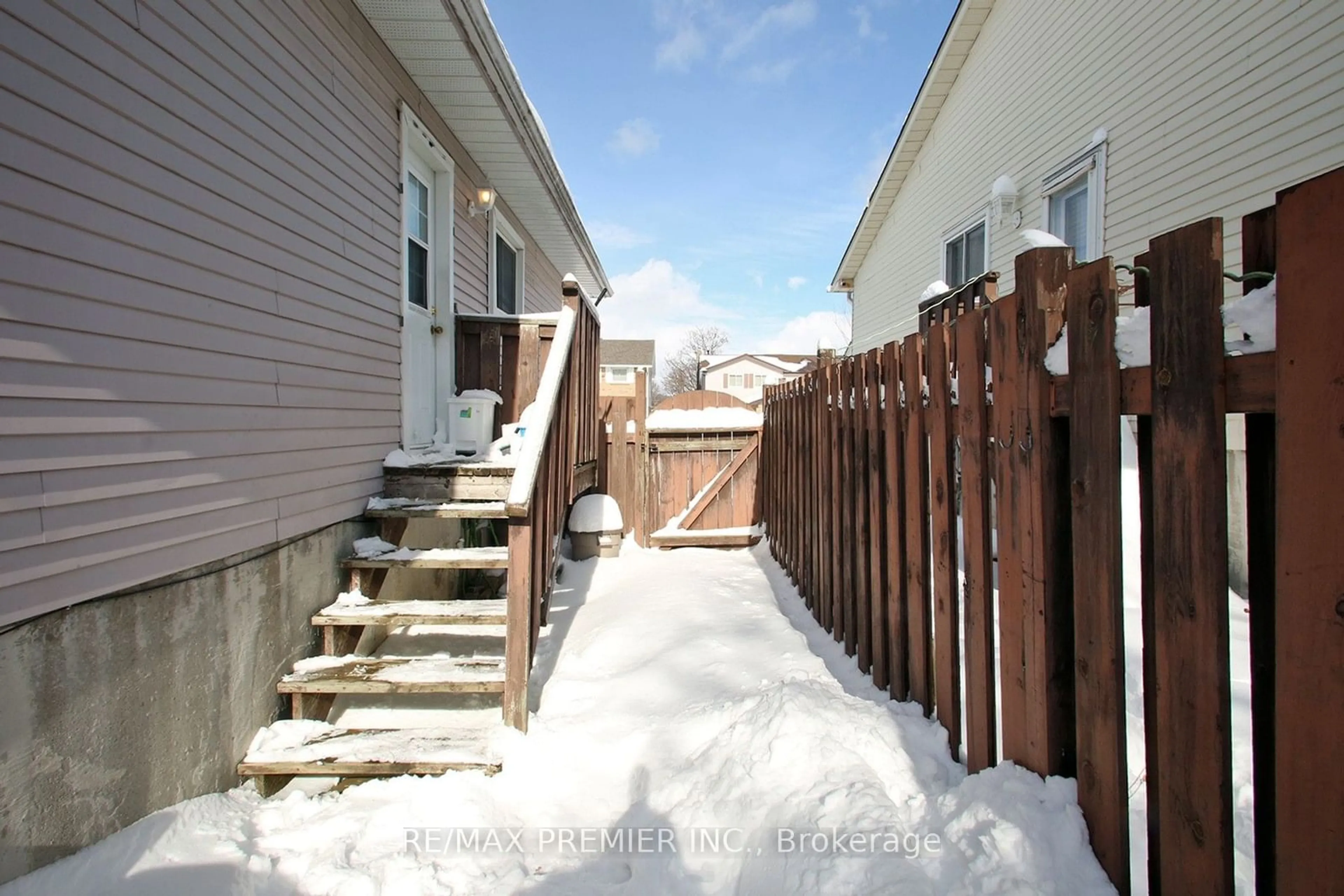 Patio, street for 1329 Pinehurst Ave, Oshawa Ontario L1H 8J8