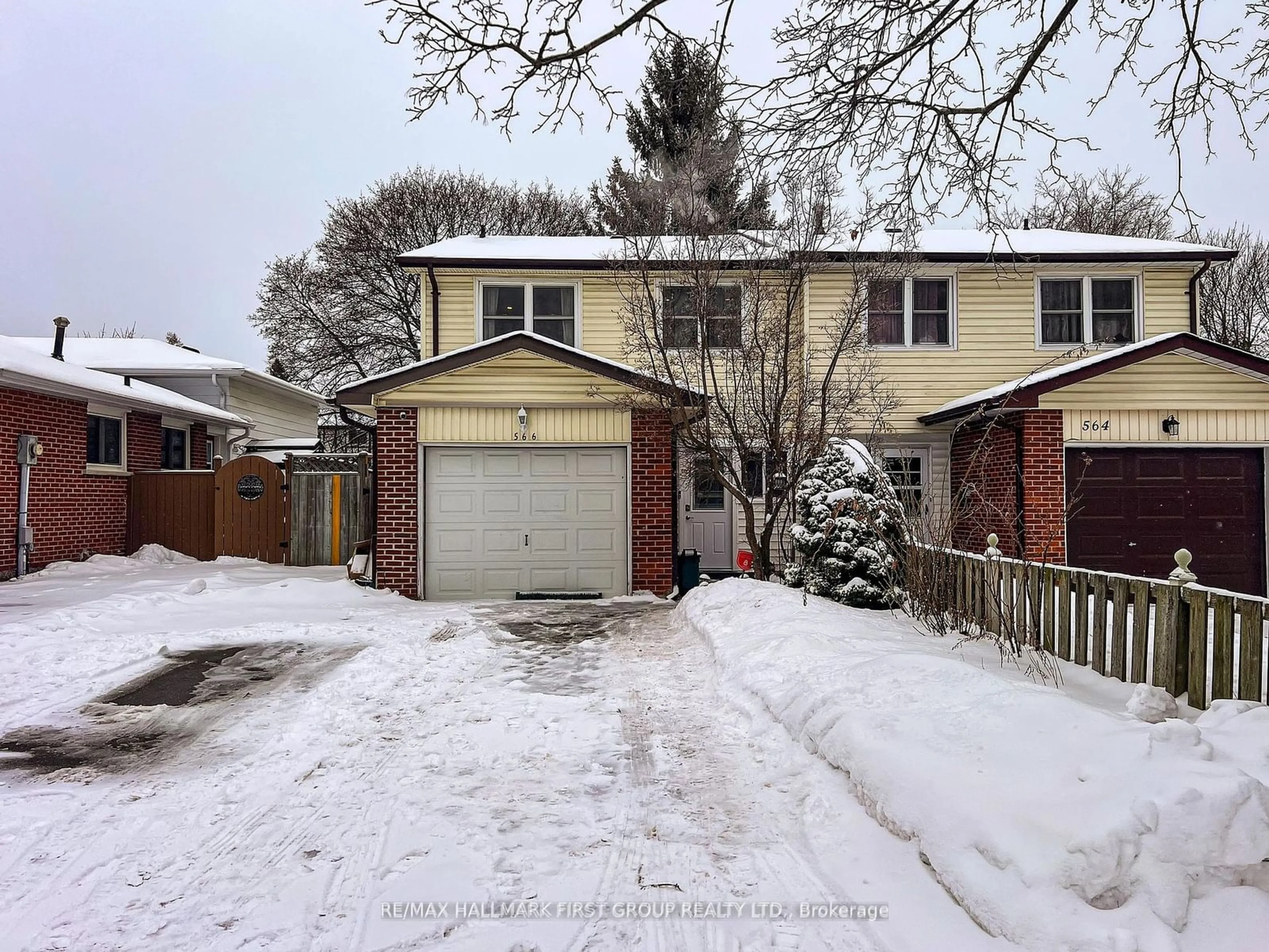 A pic from outside/outdoor area/front of a property/back of a property/a pic from drone, street for 566 Berwick Cres, Oshawa Ontario L1J 3E7