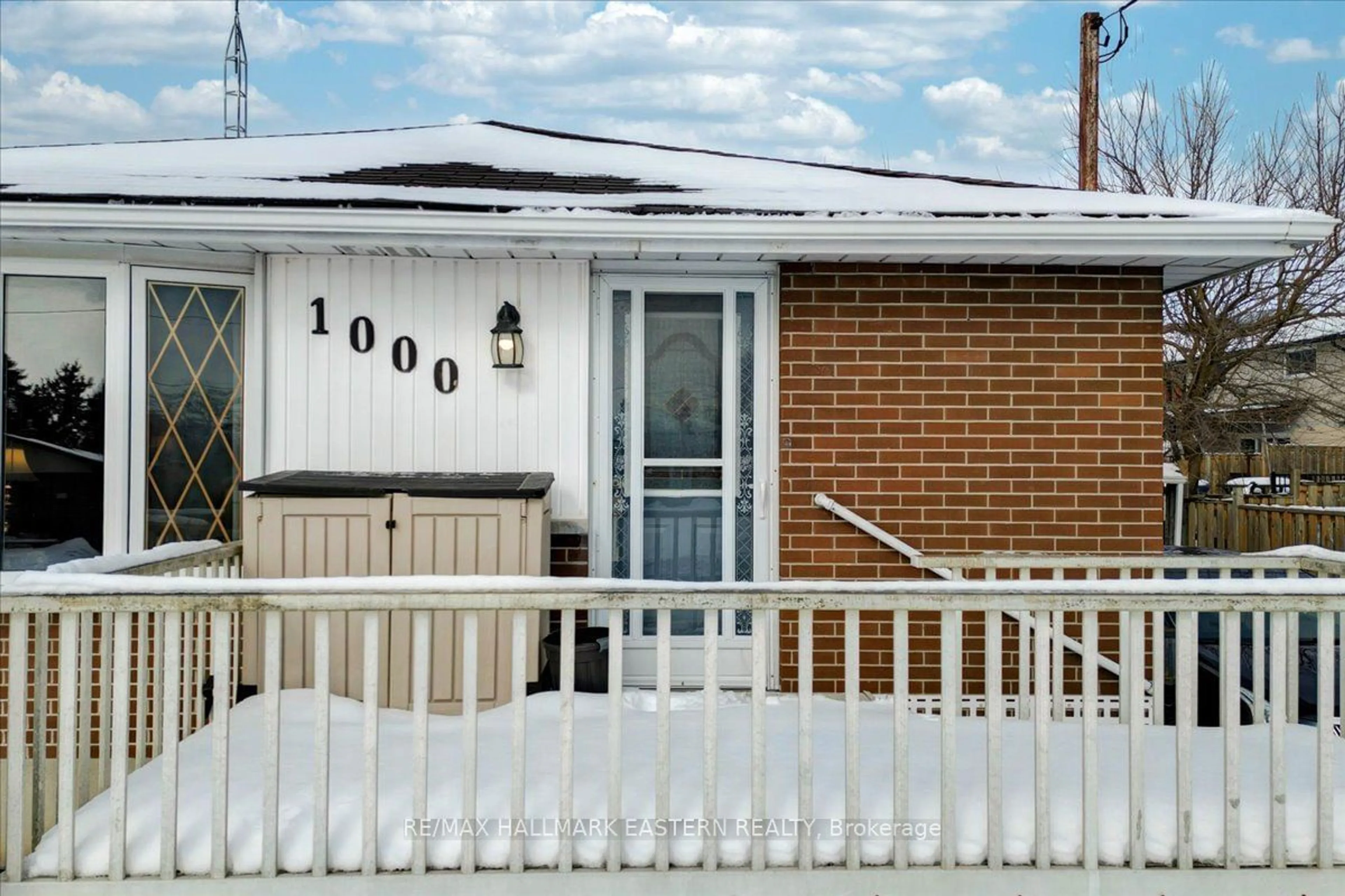 Home with vinyl exterior material, street for 1000 Applegrove Ave, Oshawa Ontario L1H 1S7