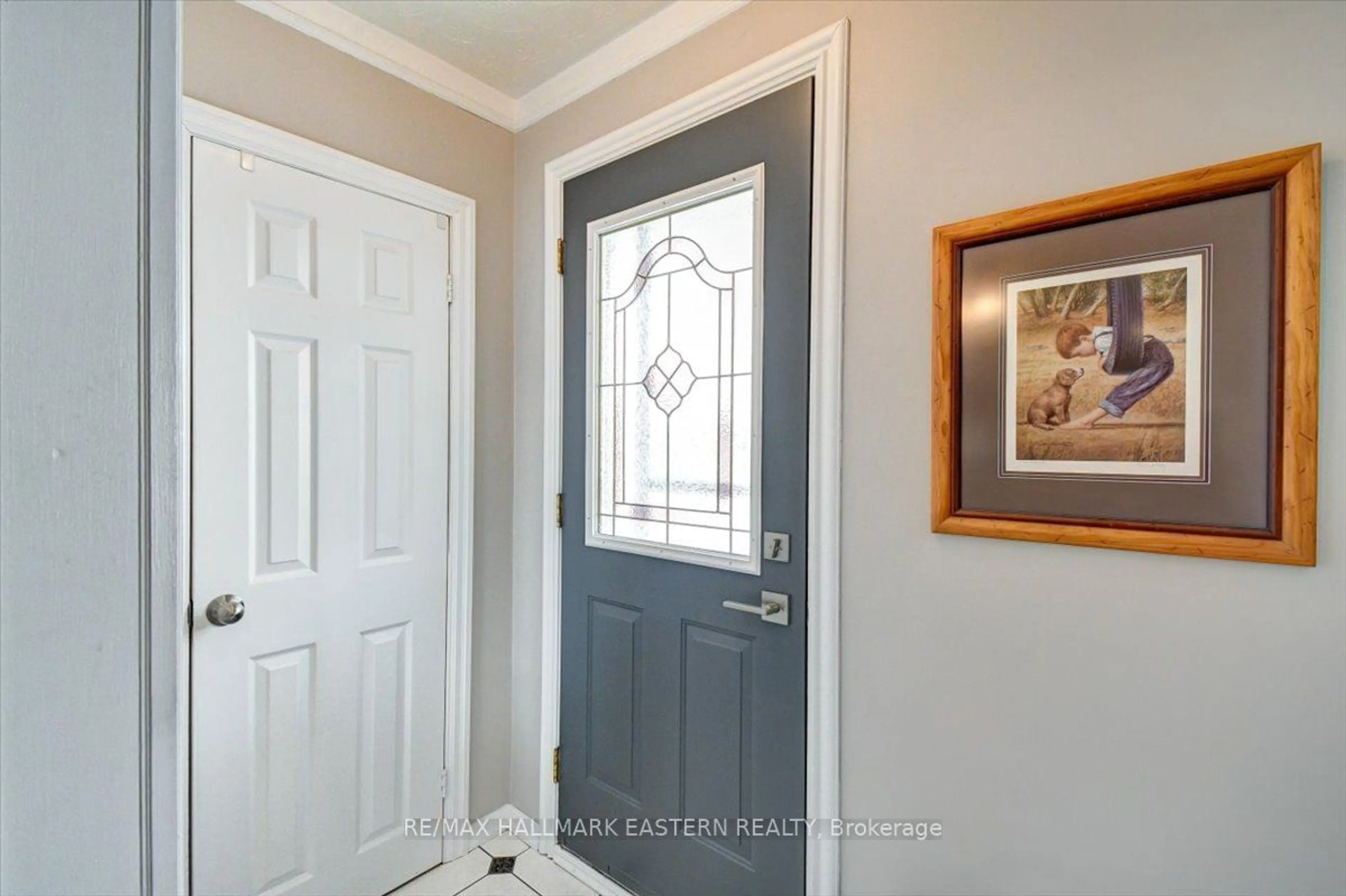 Indoor entryway for 1000 Applegrove Ave, Oshawa Ontario L1H 1S7