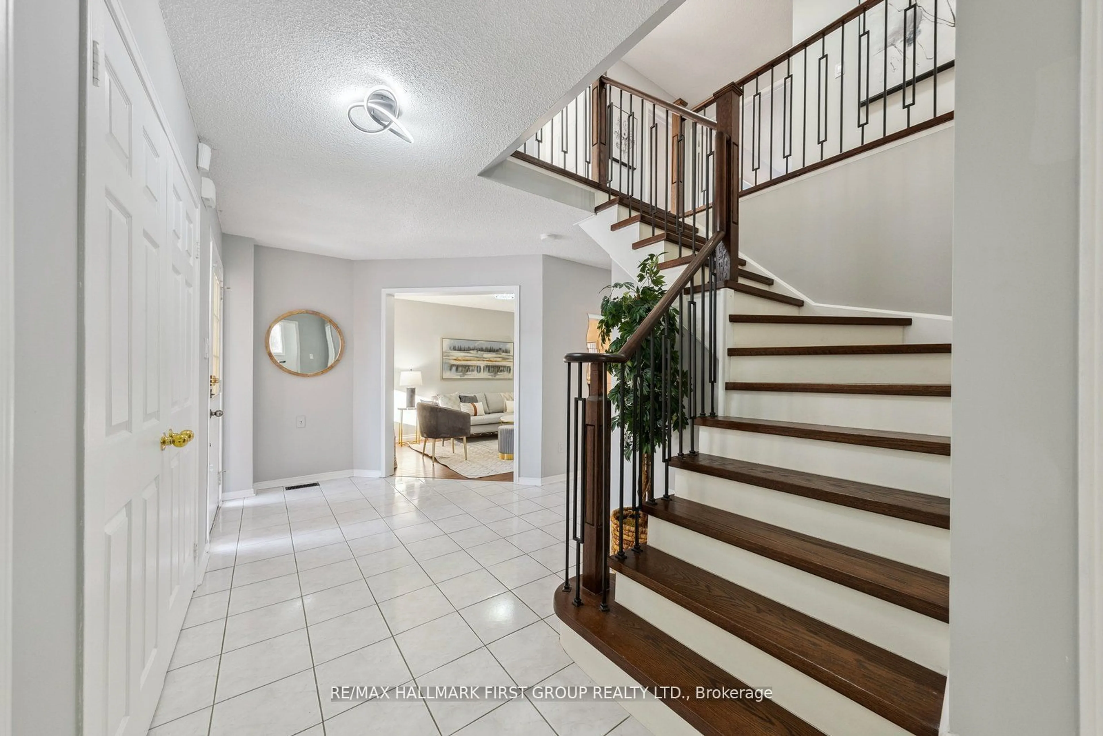 Indoor foyer for 1513 Oakburn St, Pickering Ontario L1V 6N5