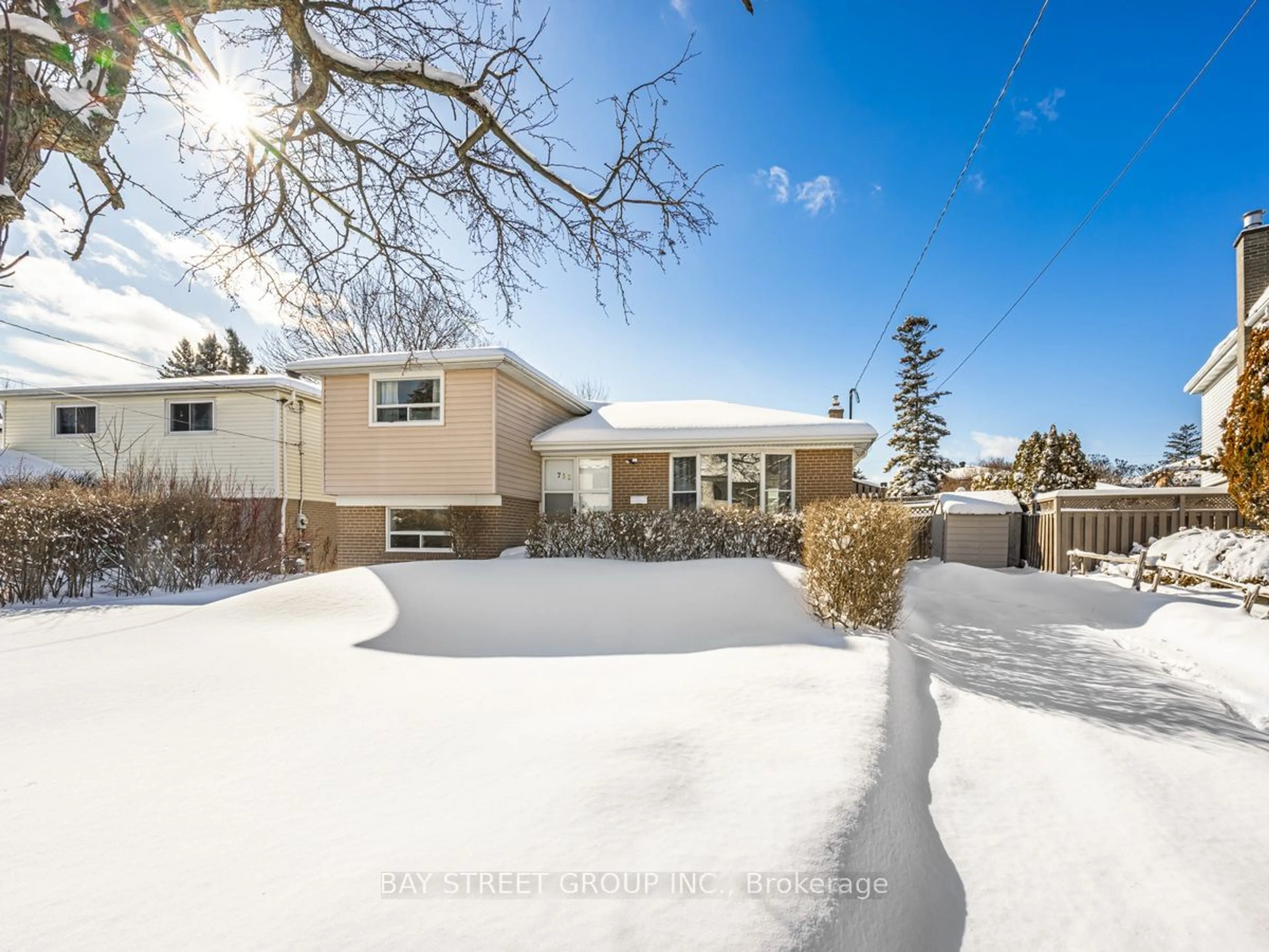 A pic from outside/outdoor area/front of a property/back of a property/a pic from drone, street for 732 Leaside St, Pickering Ontario L1W 2X1