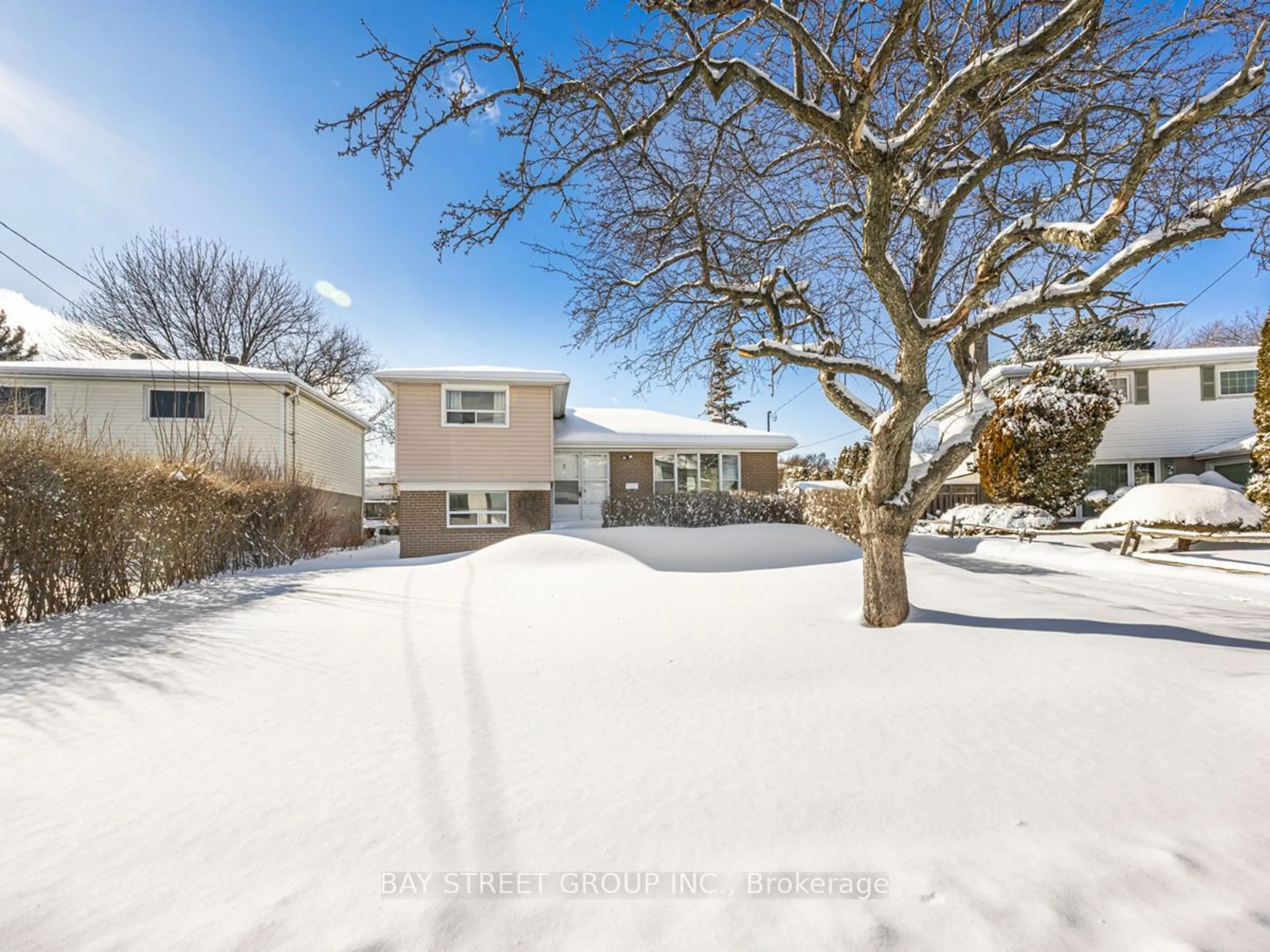 A pic from outside/outdoor area/front of a property/back of a property/a pic from drone, street for 732 Leaside St, Pickering Ontario L1W 2X1