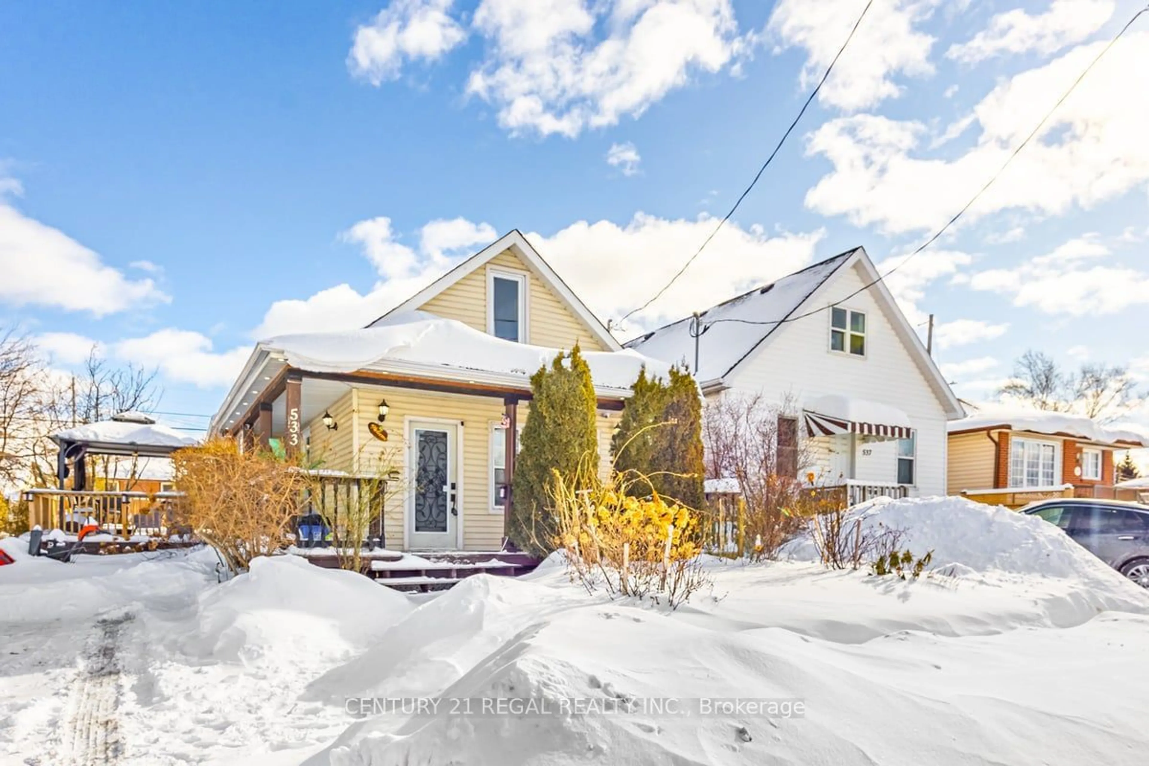 A pic from outside/outdoor area/front of a property/back of a property/a pic from drone, street for 533 Howard St, Oshawa Ontario L1H 4Y8