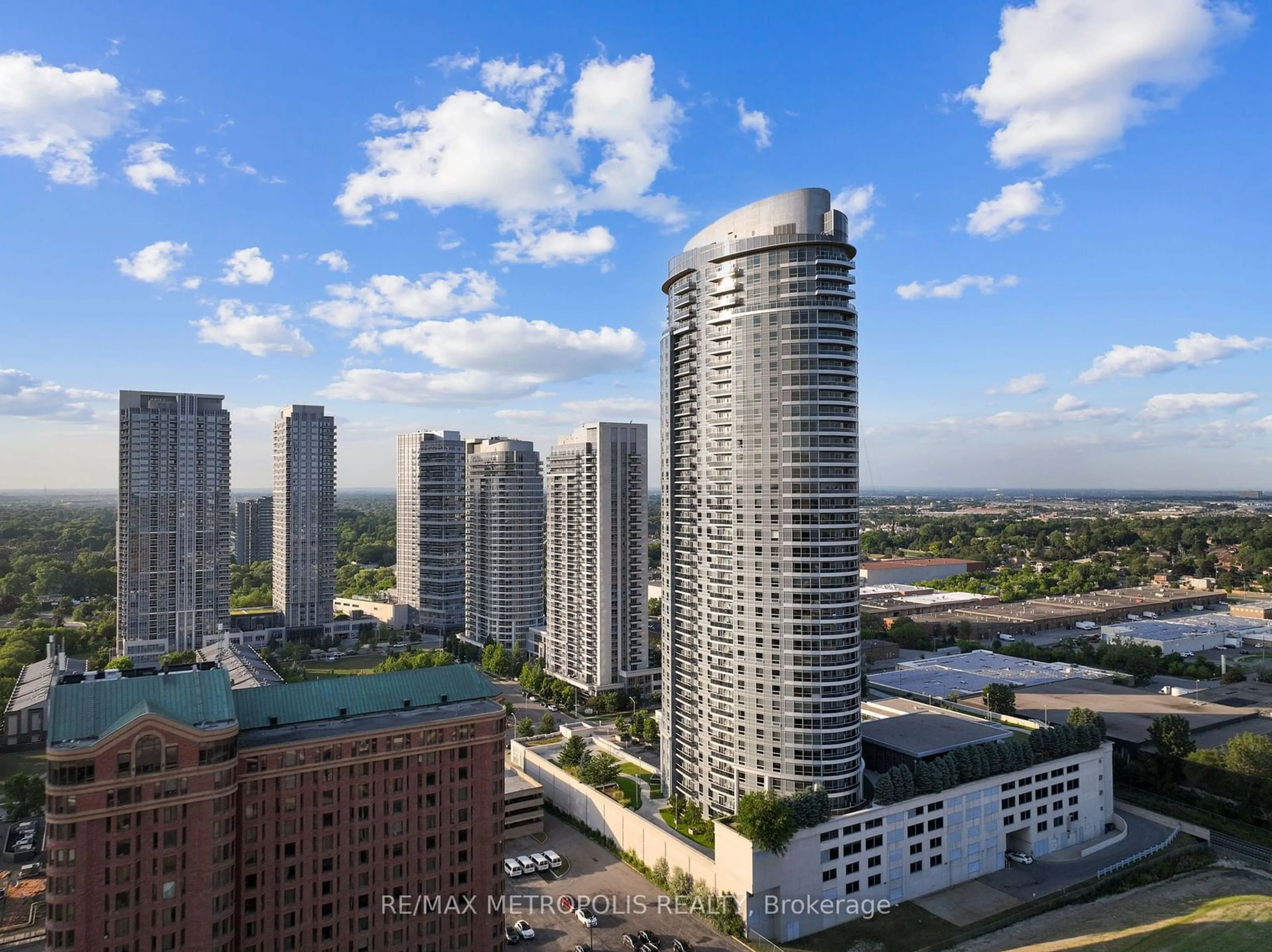 A pic from outside/outdoor area/front of a property/back of a property/a pic from drone, city buildings view from balcony for 135 Village Green Sq #816, Toronto Ontario M1S 0G4