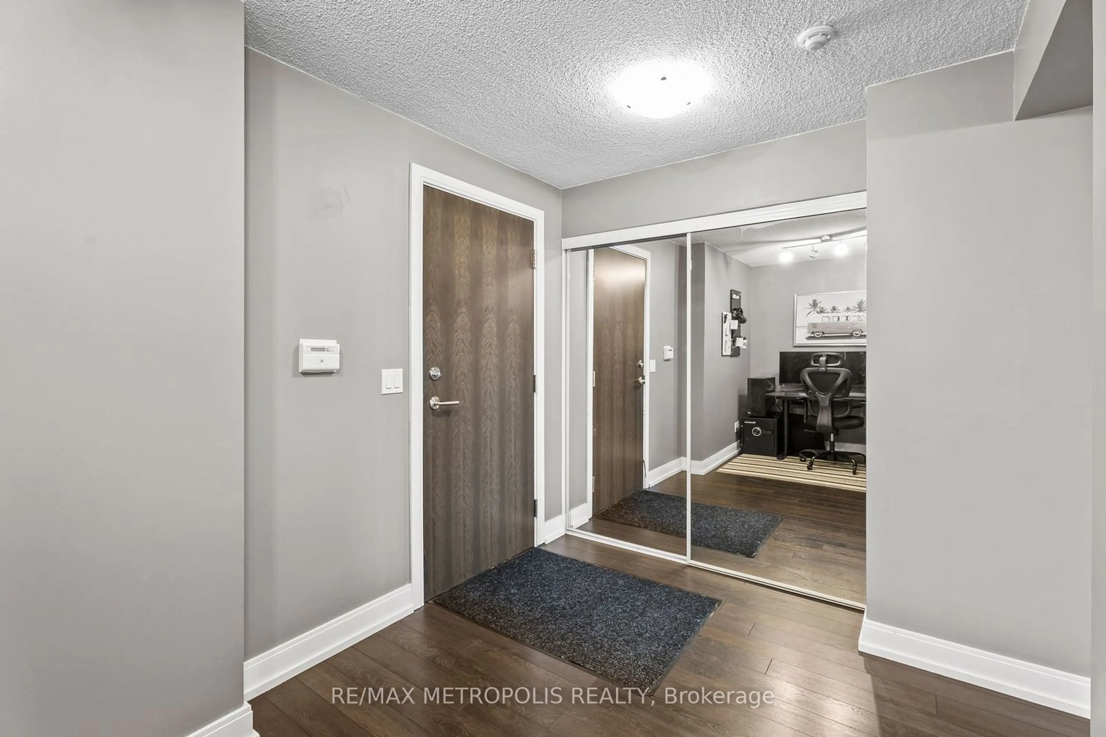 Indoor entryway for 135 Village Green Sq #816, Toronto Ontario M1S 0G4