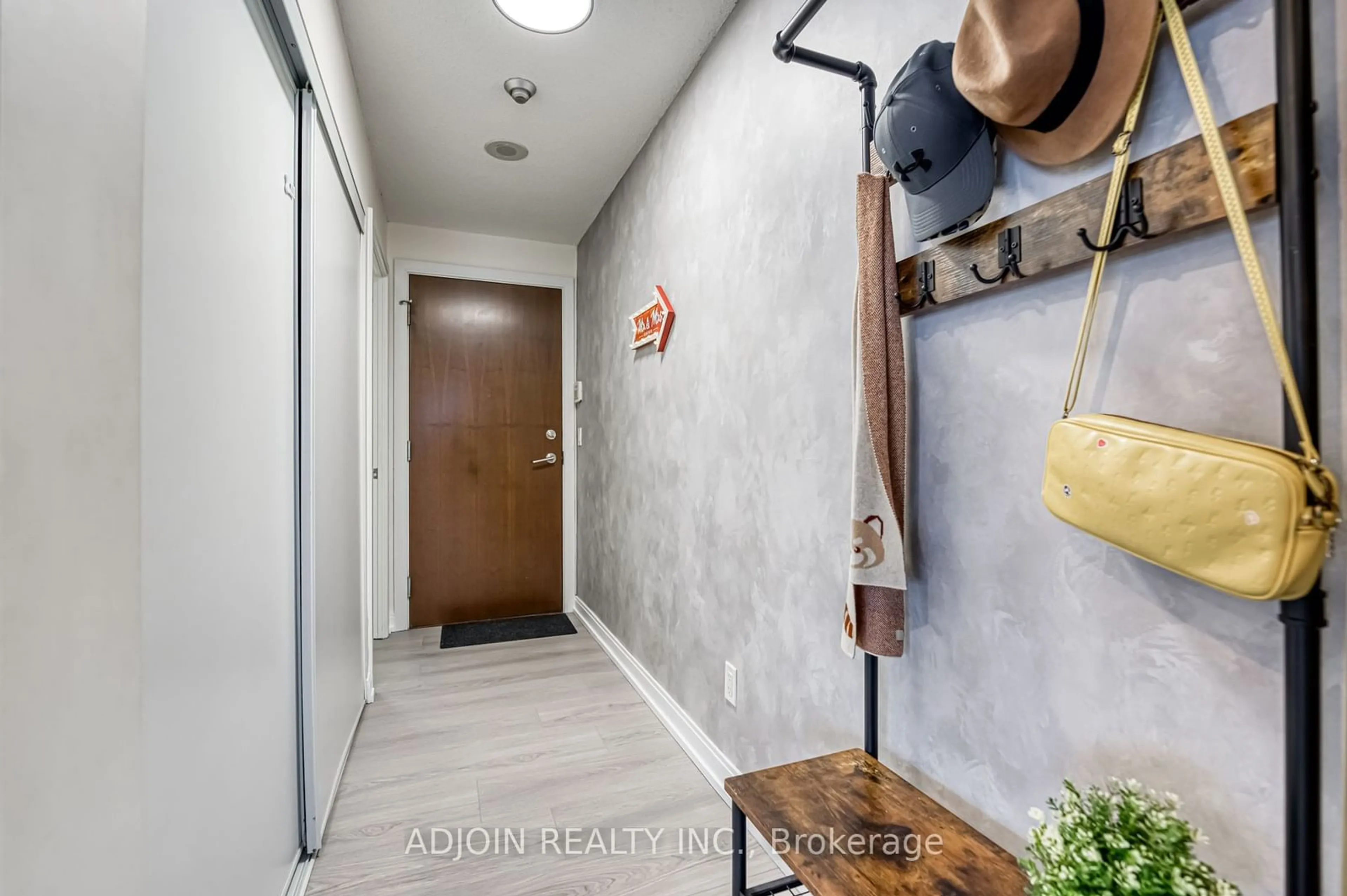 Indoor entryway for 181 Village Green Sq #1113, Toronto Ontario M1S 0K5