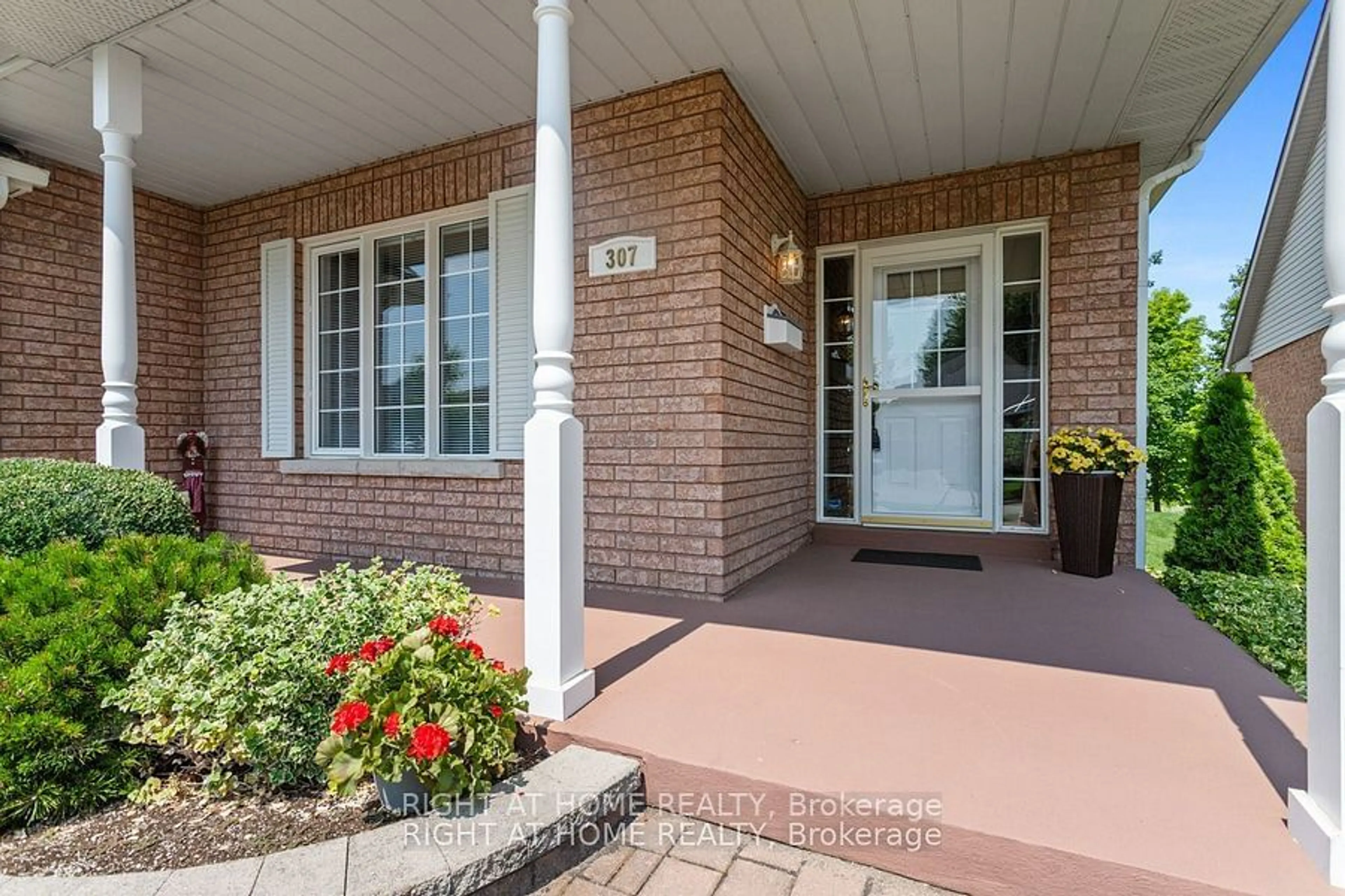 Indoor entryway for 307 Waterbury Cres, Scugog Ontario L9L 1S5