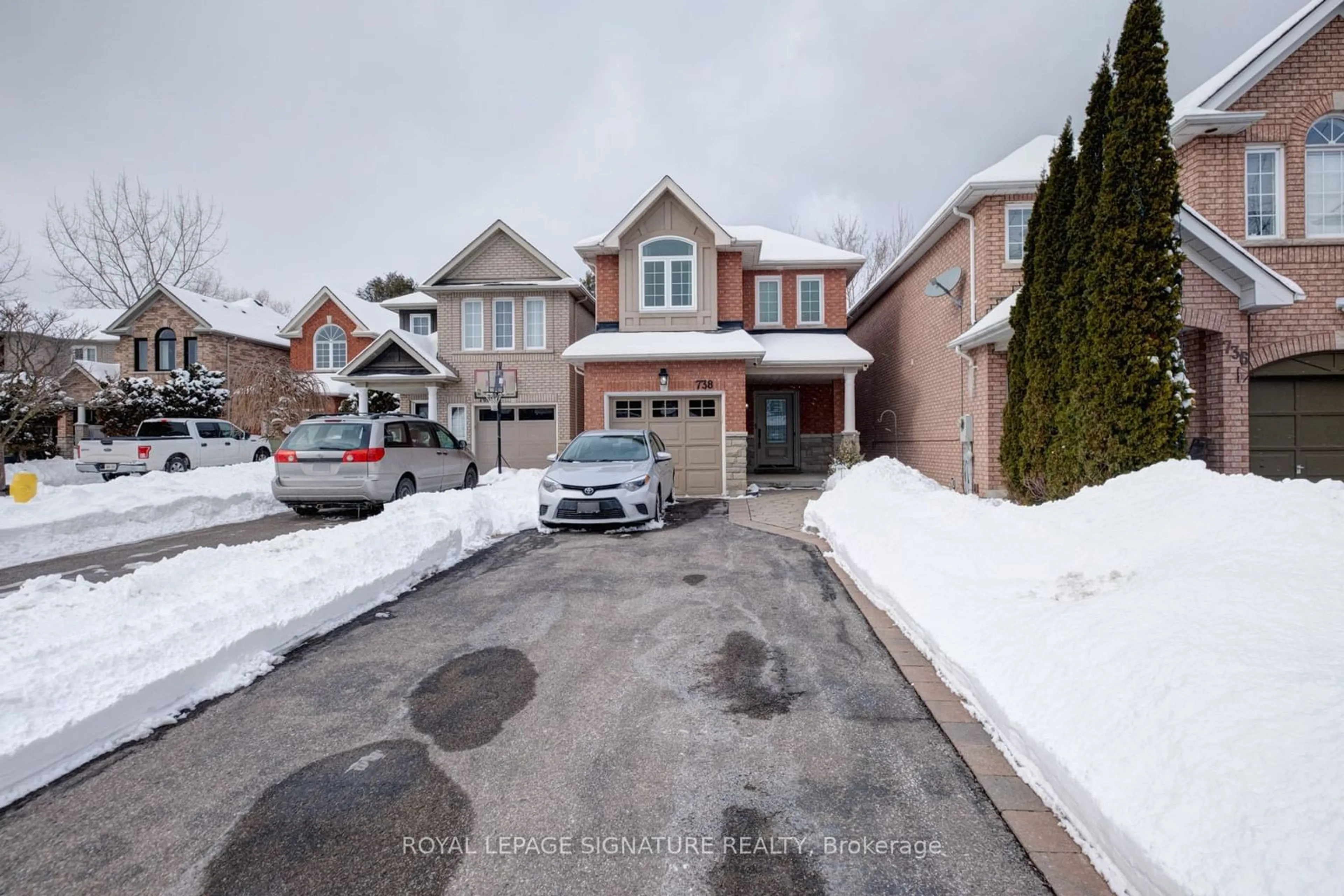 A pic from outside/outdoor area/front of a property/back of a property/a pic from drone, street for 738 Swan Pl, Pickering Ontario L1X 2V8