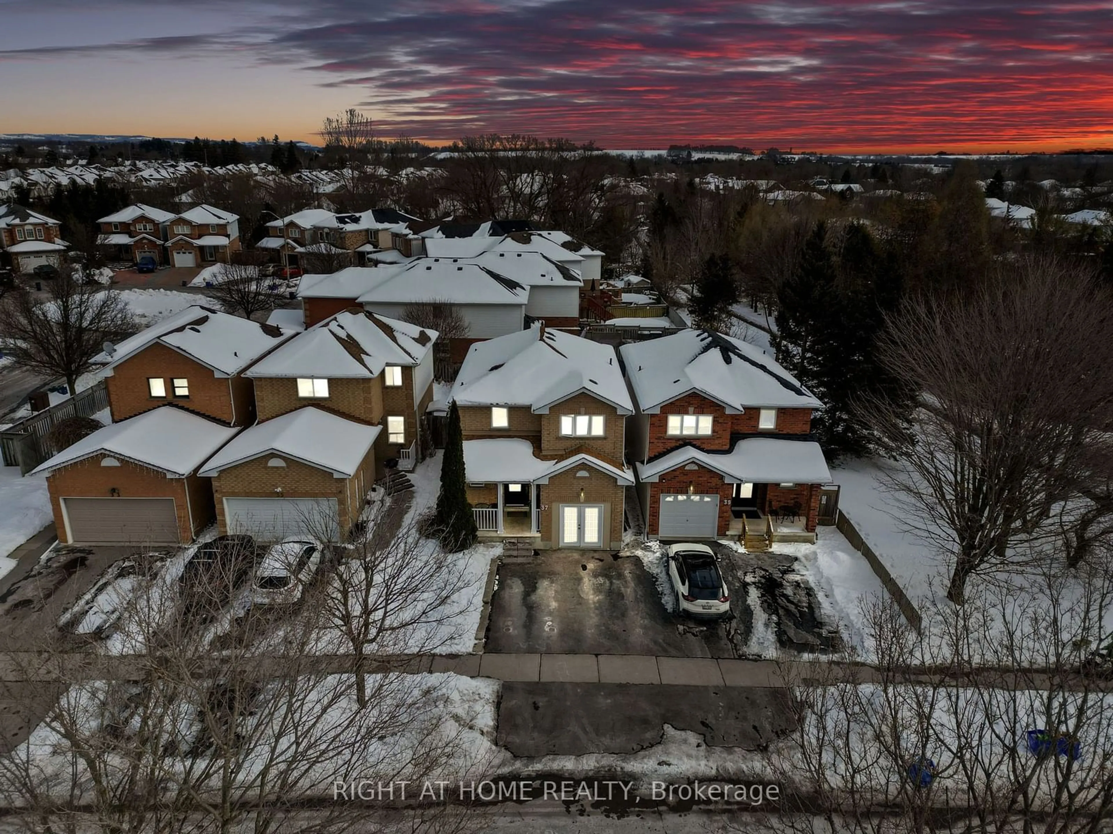 A pic from outside/outdoor area/front of a property/back of a property/a pic from drone, street for 37 Trudeau Dr, Clarington Ontario L1C 5A8