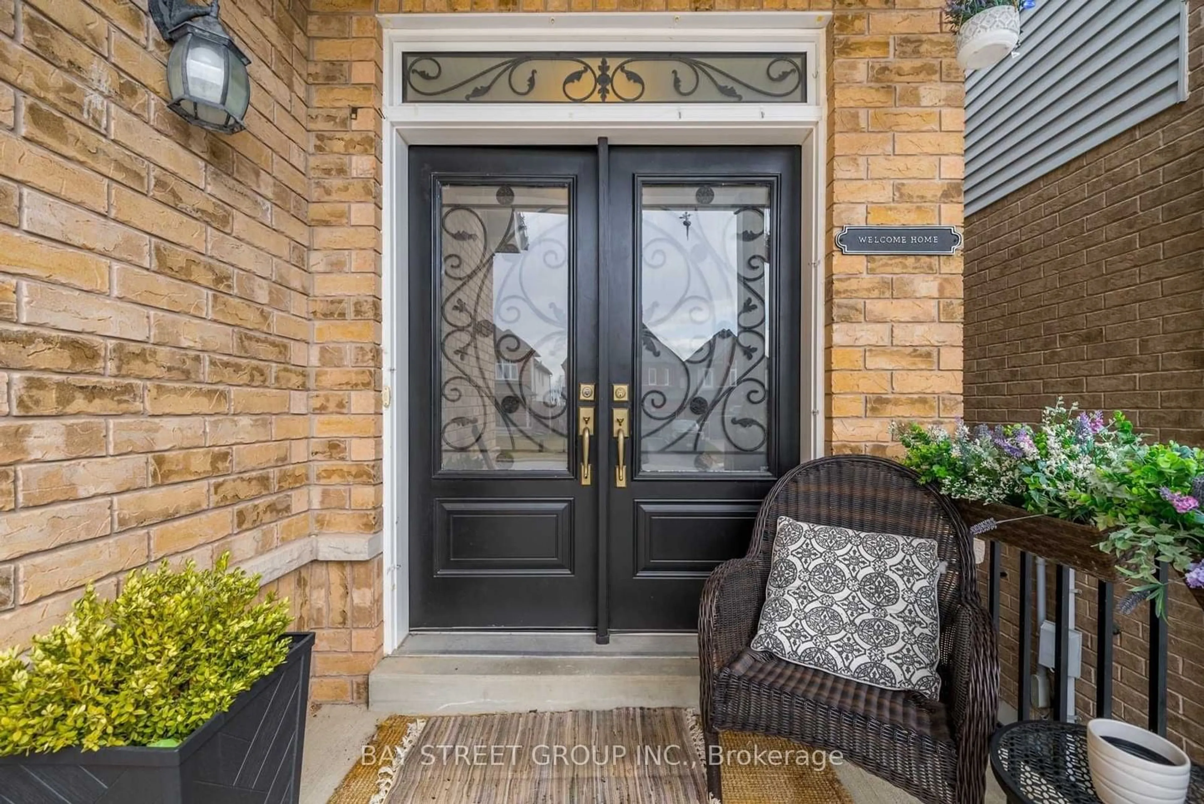 Indoor entryway for 1753 Shelburne St, Oshawa Ontario L1K 0S9