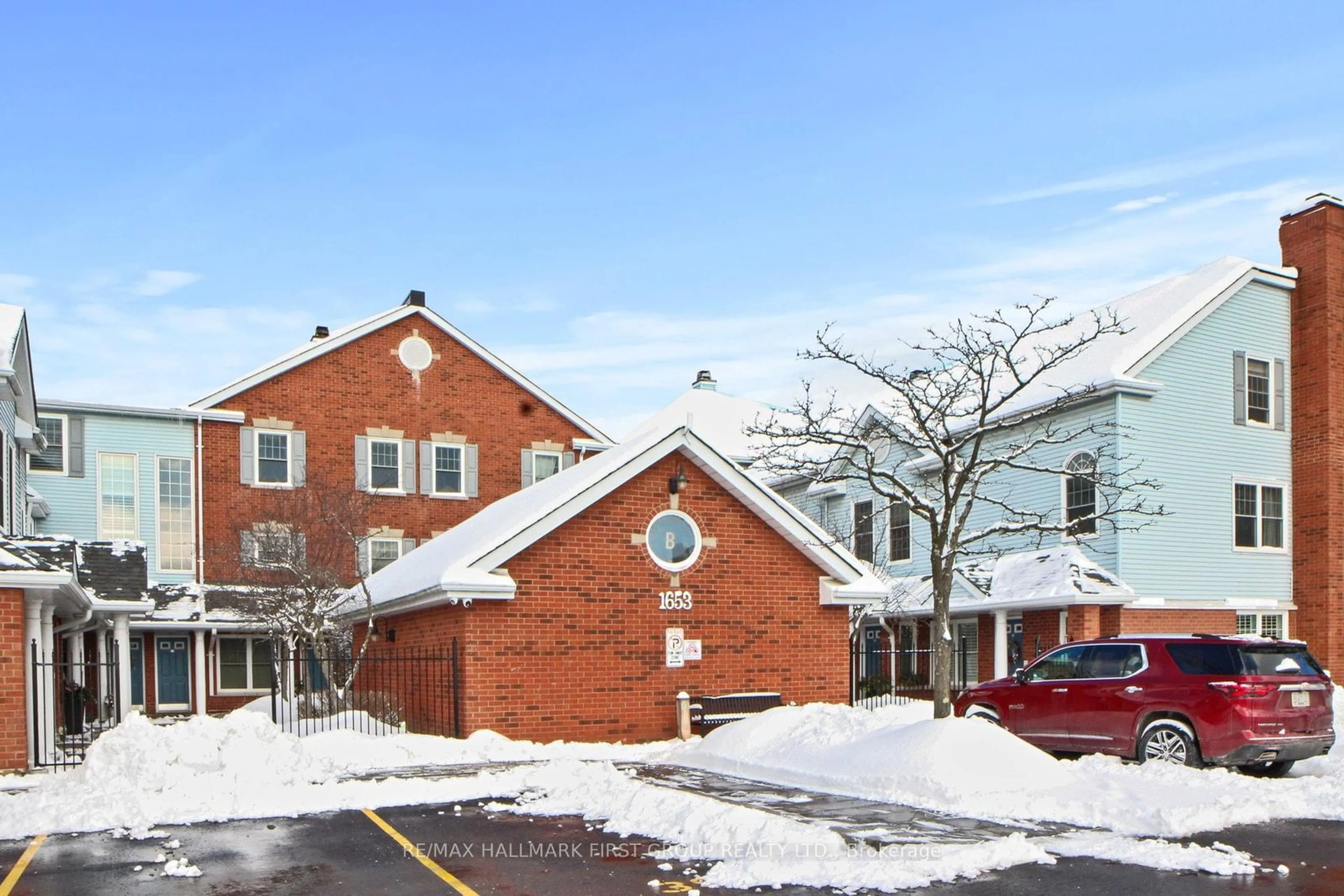 Indoor foyer for 1653 Nash Rd #B-11, Clarington Ontario L1E 1S8