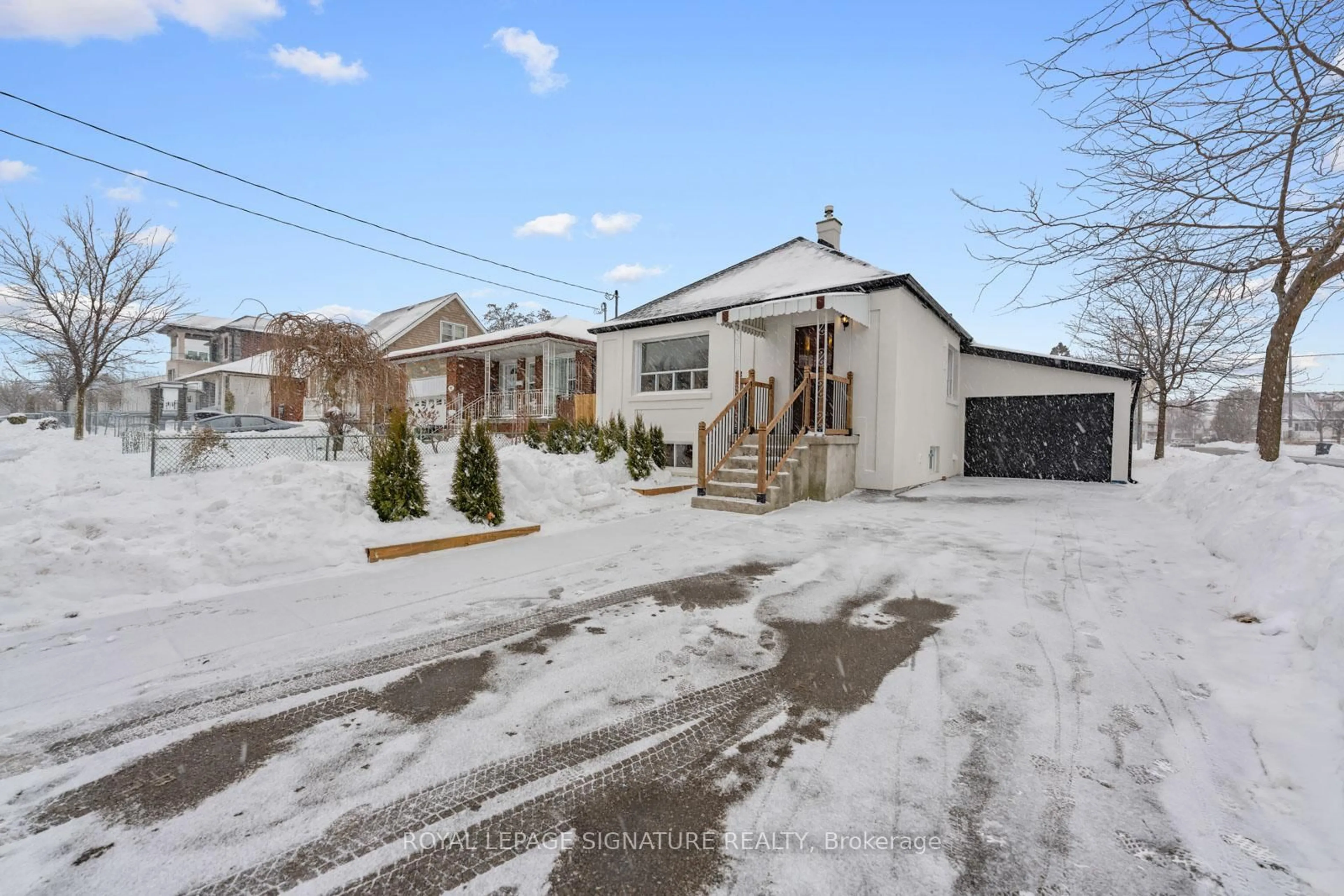 A pic from outside/outdoor area/front of a property/back of a property/a pic from drone, street for 94 Huntington Ave, Toronto Ontario M1K 4L2