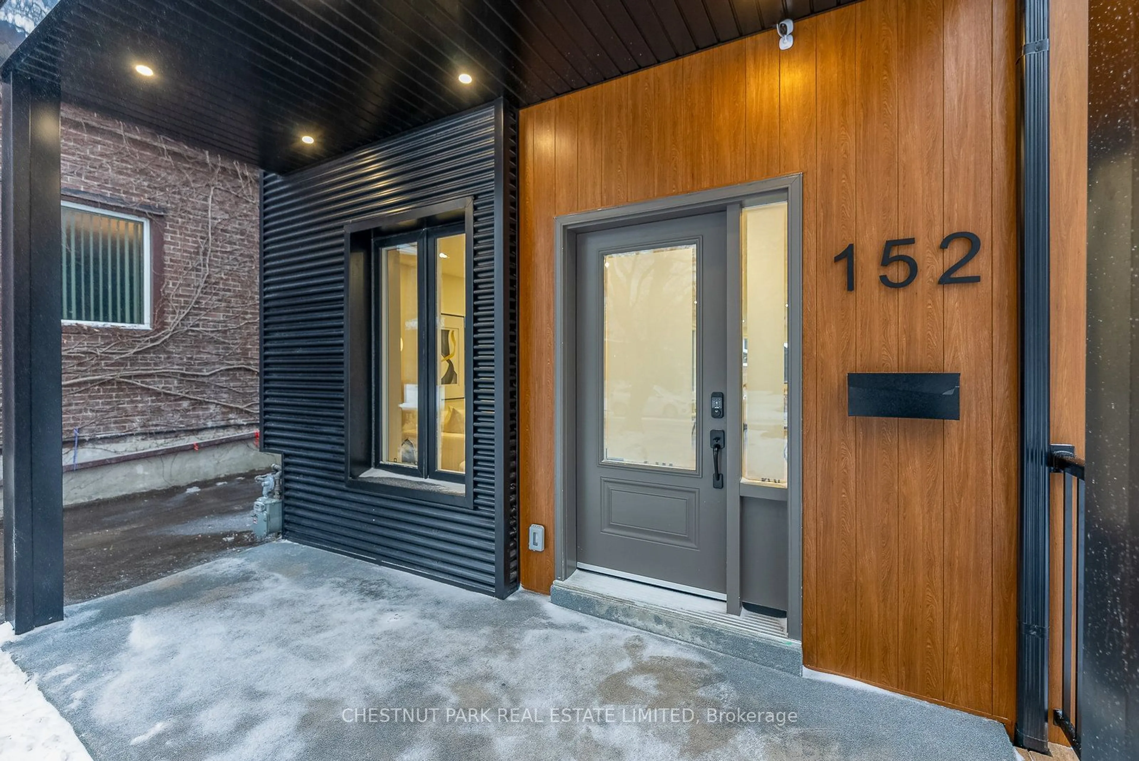 Indoor entryway for 152 Barrington Ave, Toronto Ontario M4C 4Z2