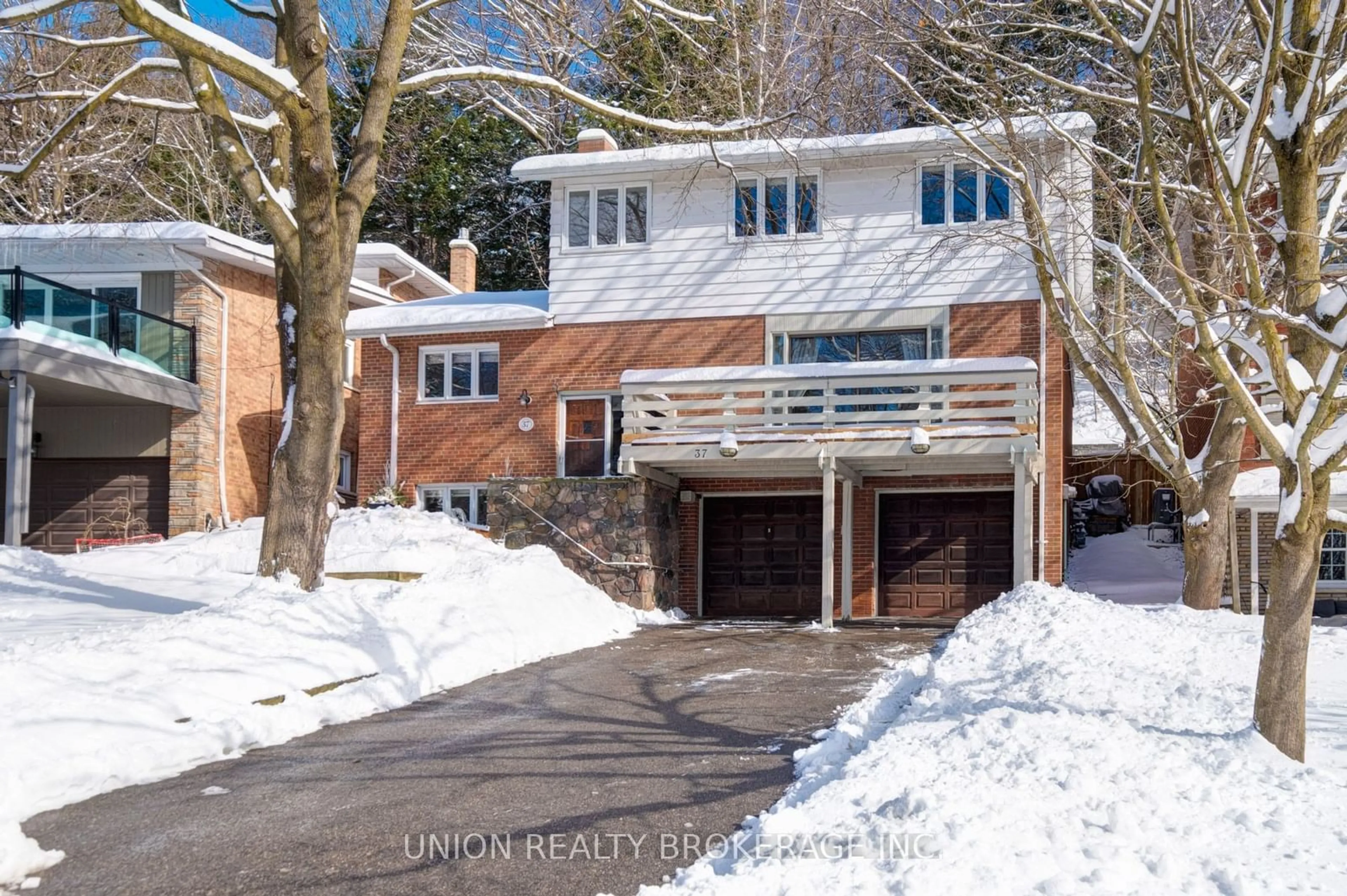 A pic from outside/outdoor area/front of a property/back of a property/a pic from drone, street for 37 Fallingbrook Dr, Toronto Ontario M1N 1B5