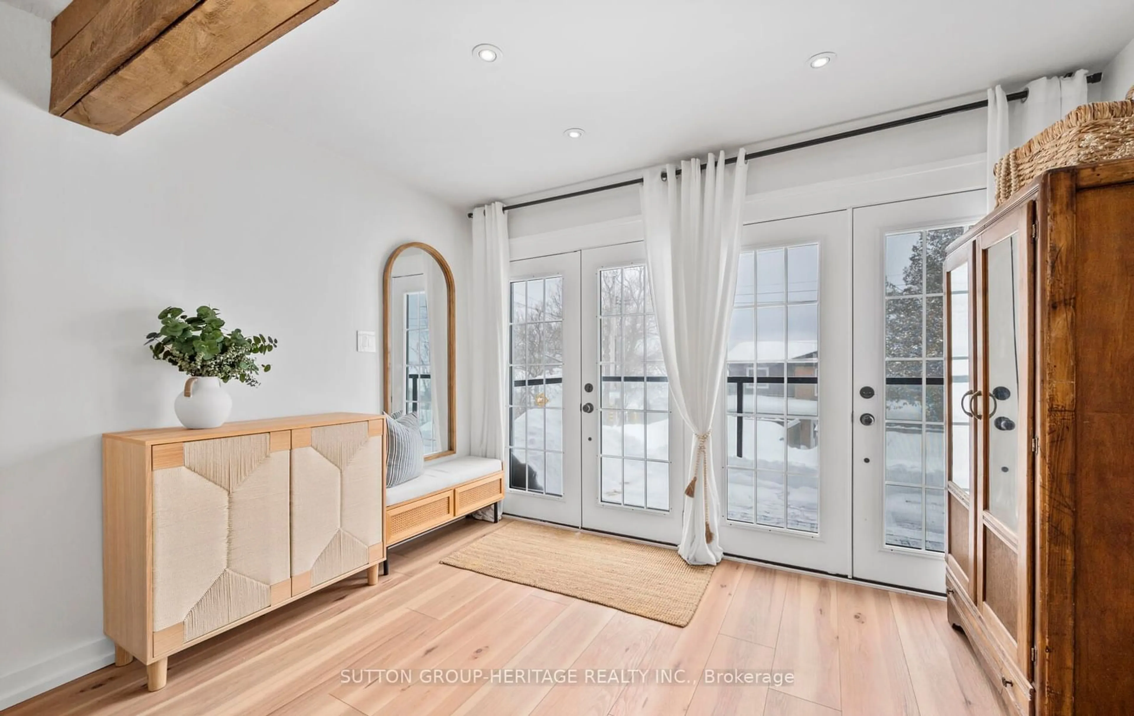 Indoor entryway for 153 Portview Rd, Scugog Ontario L9L 1B4