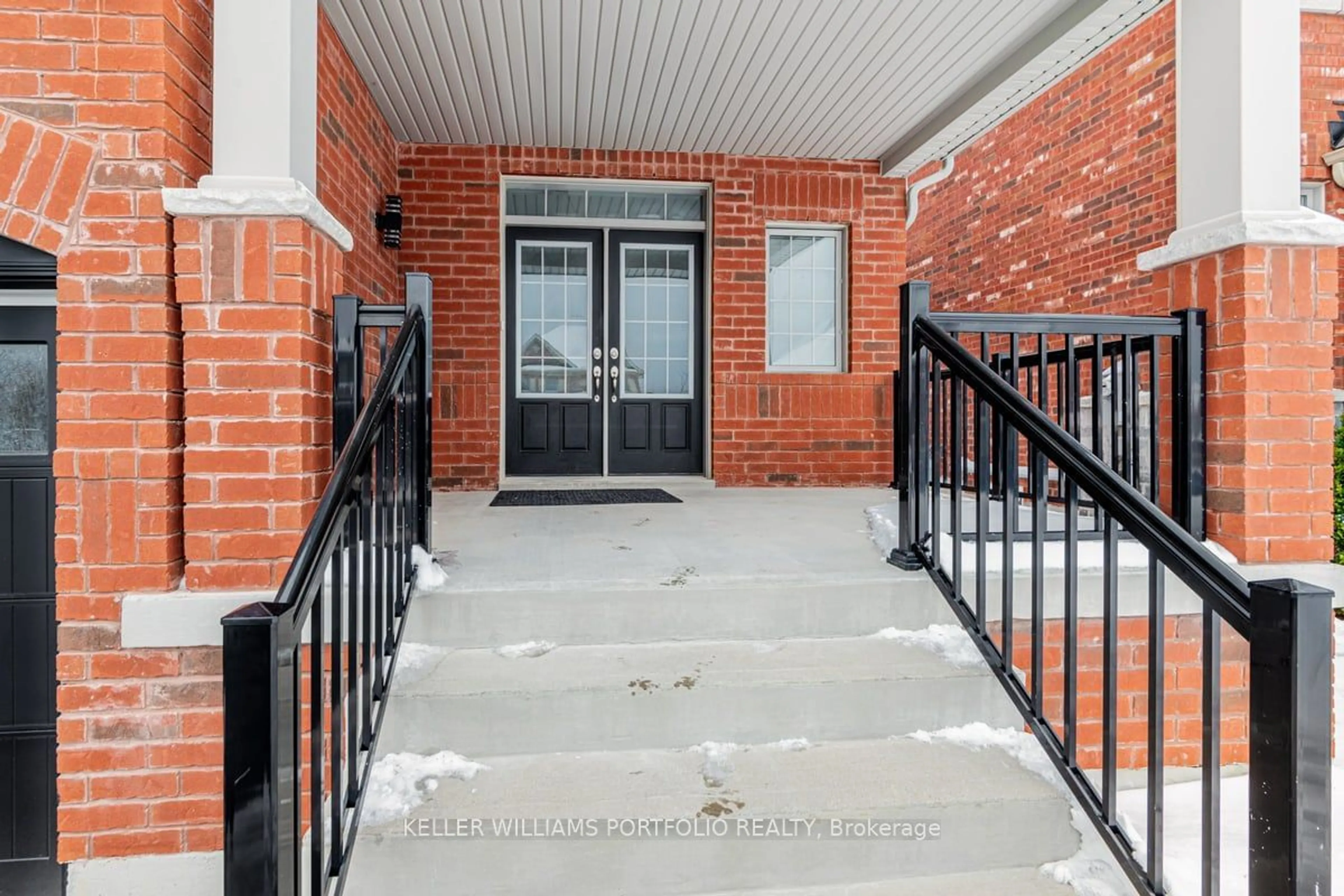 Indoor entryway for 42 Willoughby Pl, Clarington Ontario L1C 0W4